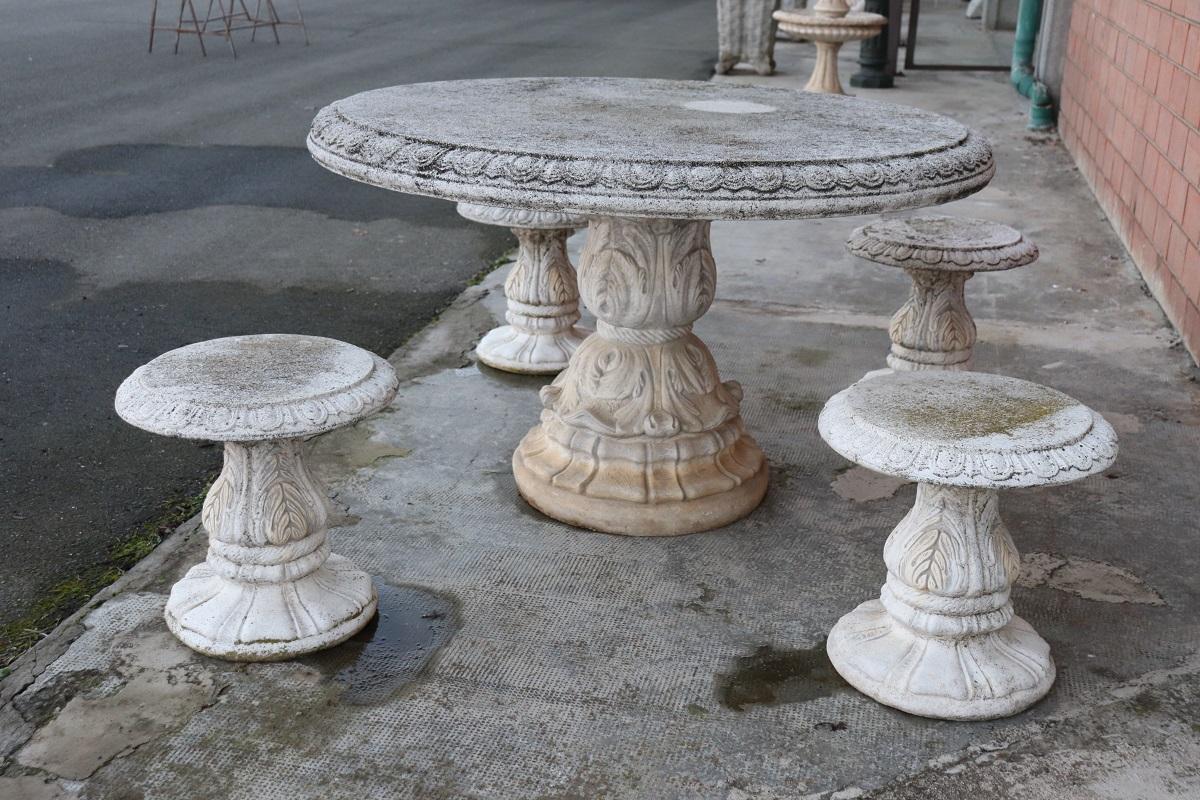 Italienischer neoklassizistischer Gartentisch mit vier Hockern im Angebot 3
