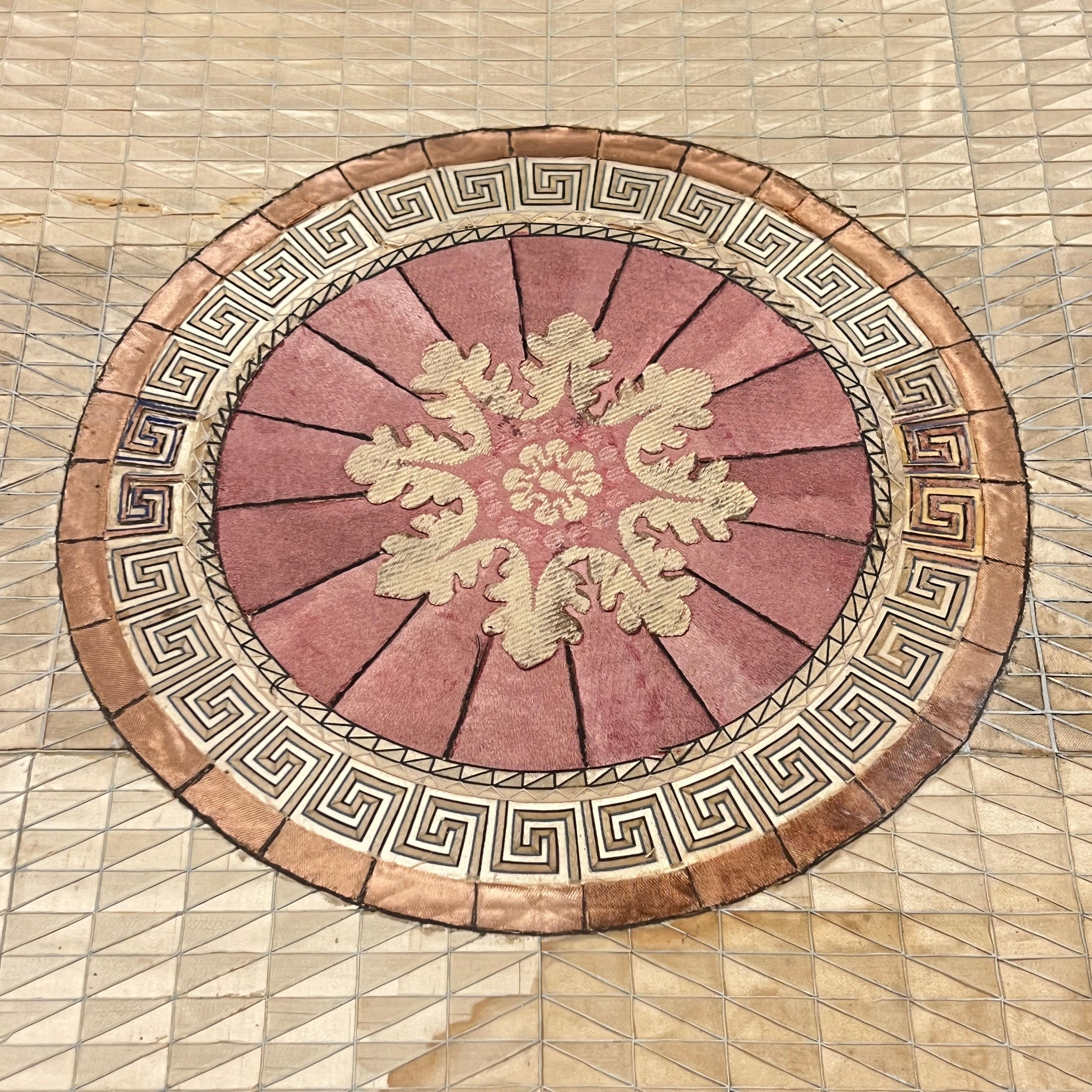 Table centrale néoclassique italienne en bronze doré avec plateau en soie peint à la main en vente 11