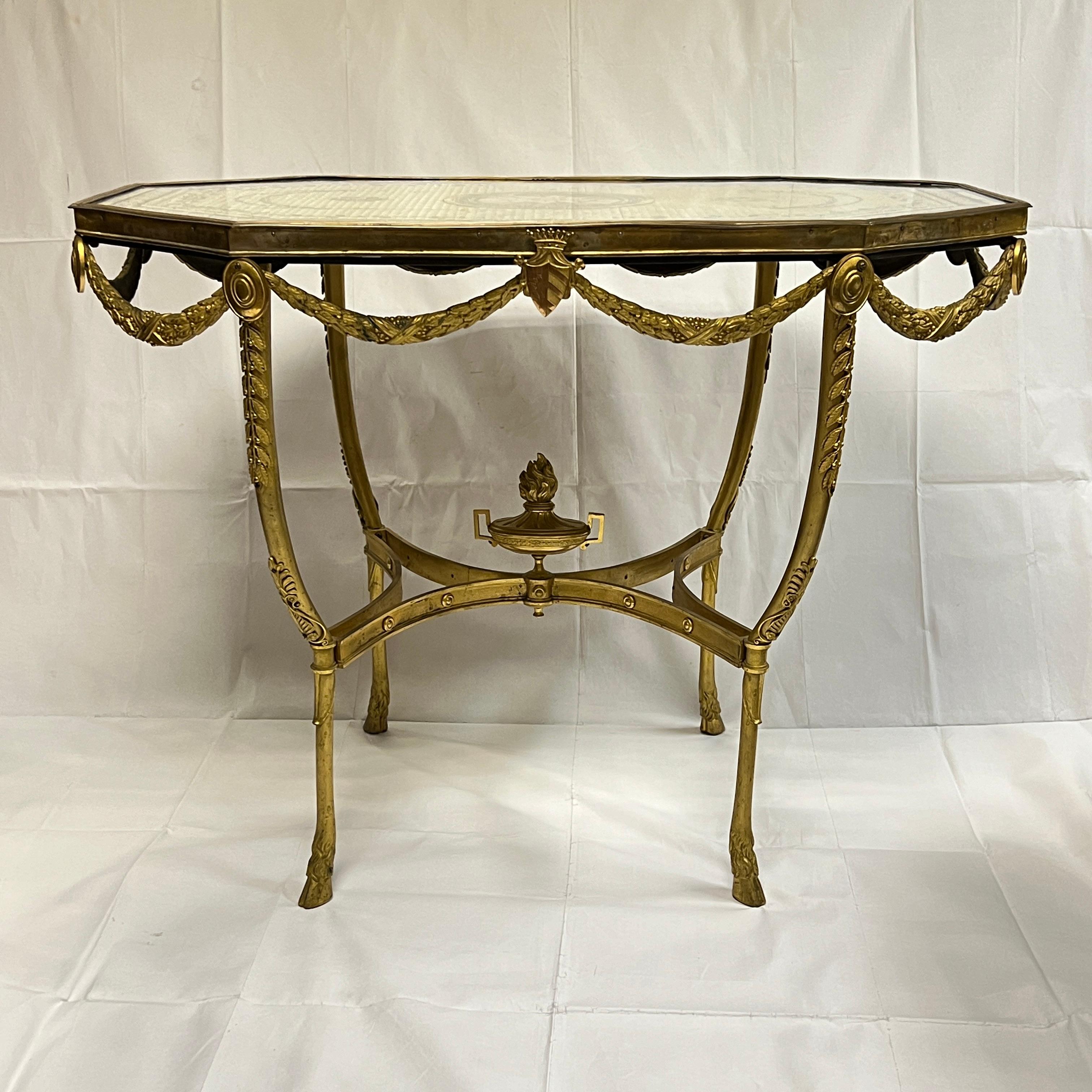 Table centrale néoclassique italienne en bronze doré avec plateau en soie peint à la main Bon état - En vente à New York, NY