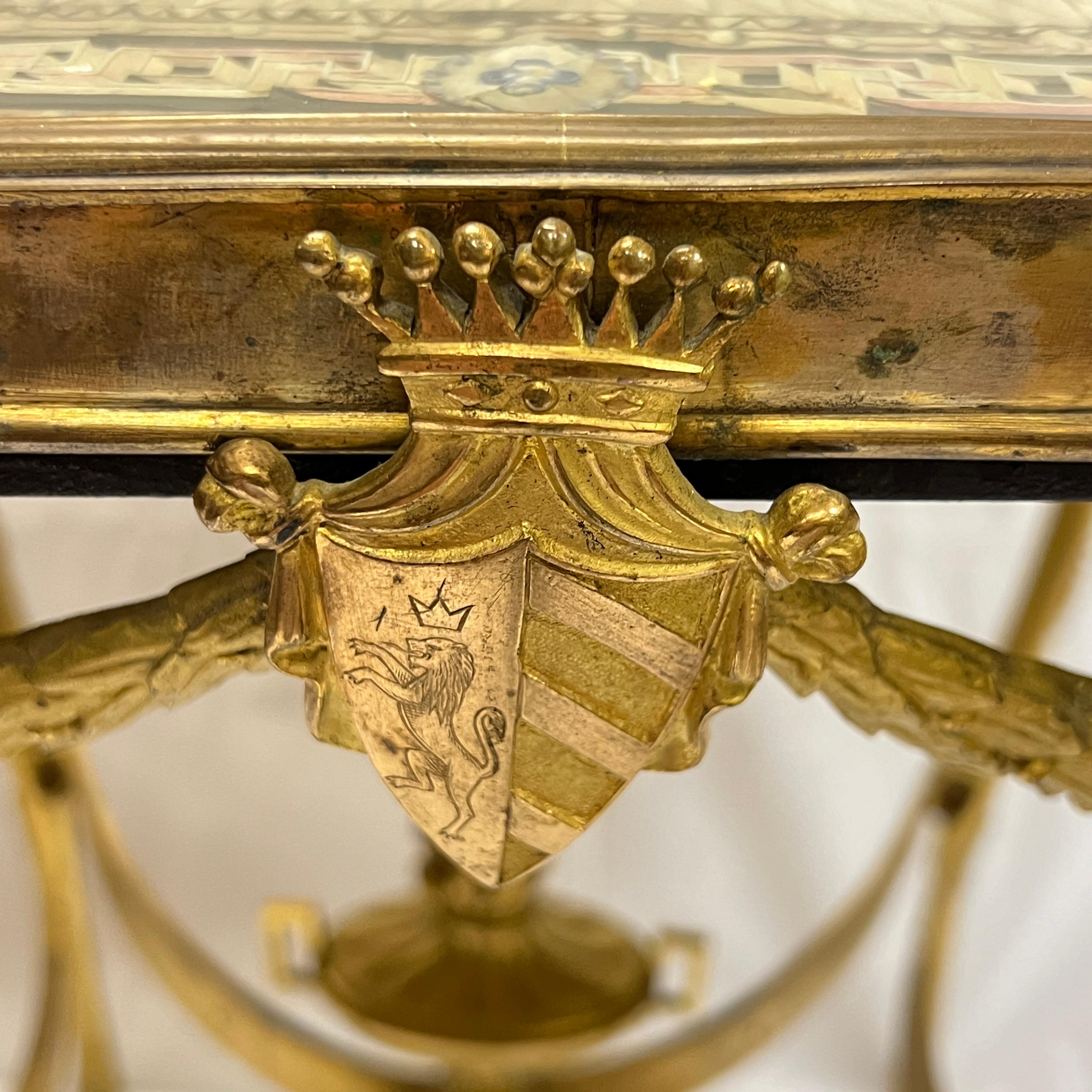 XIXe siècle Table centrale néoclassique italienne en bronze doré avec plateau en soie peint à la main en vente