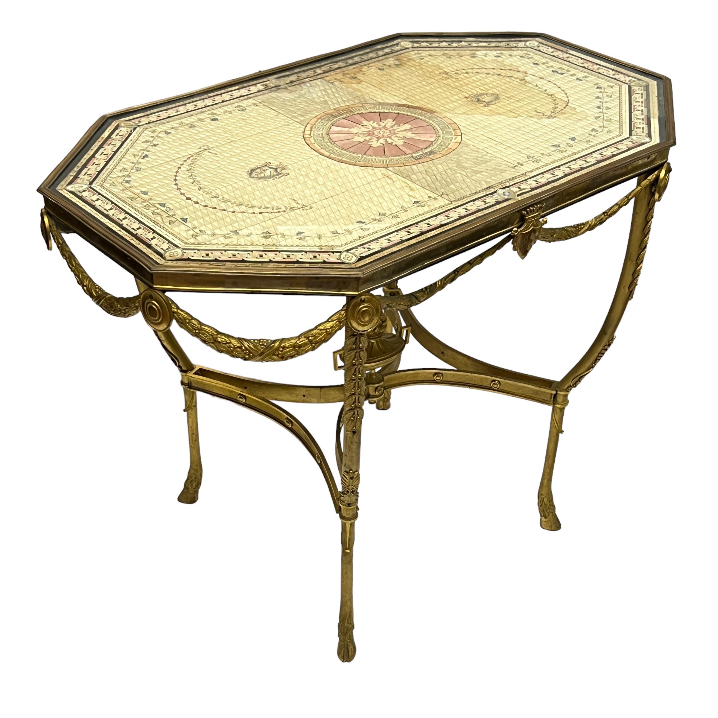 Bronze Table centrale néoclassique italienne en bronze doré avec plateau en soie peint à la main en vente