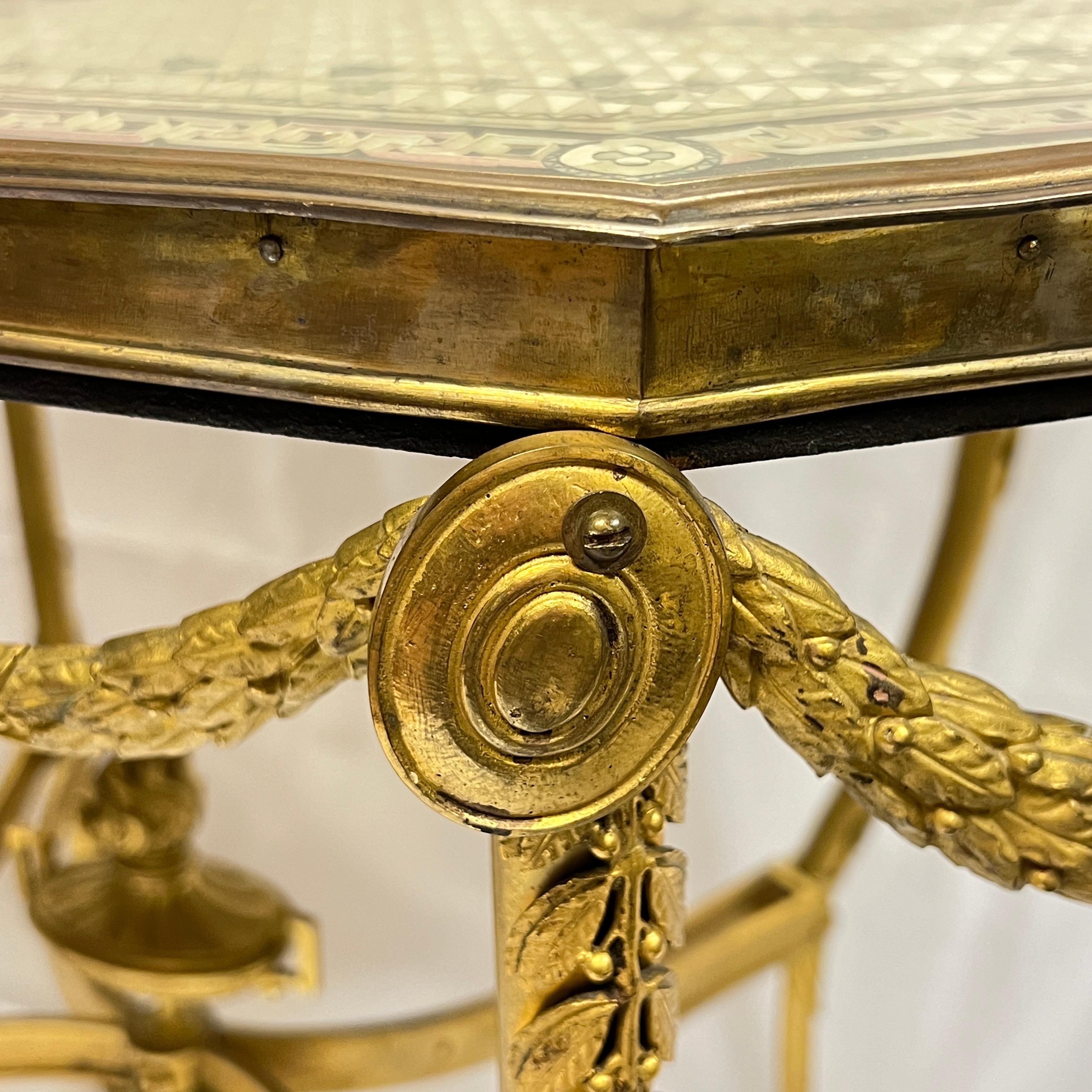 Table centrale néoclassique italienne en bronze doré avec plateau en soie peint à la main en vente 1