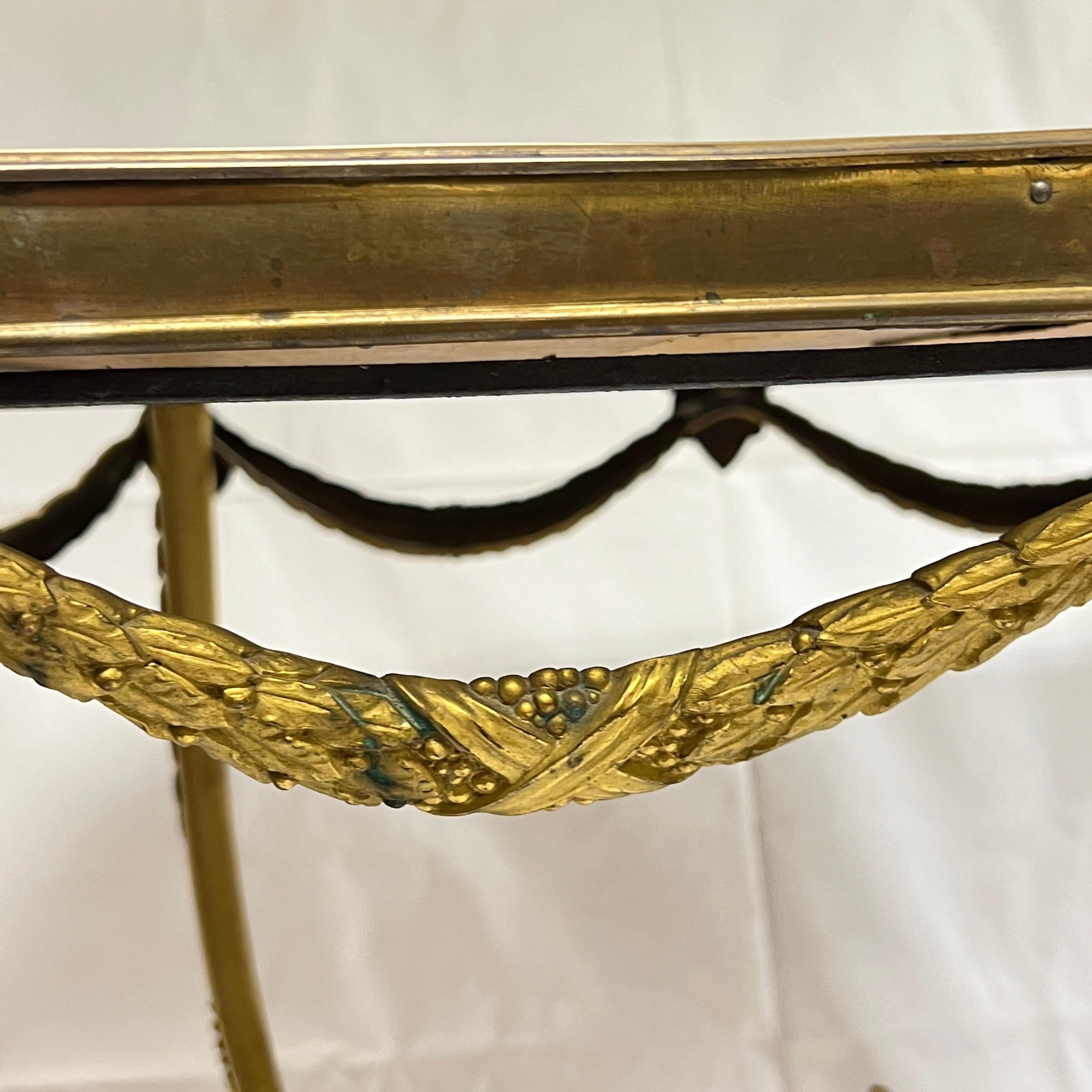 Table centrale néoclassique italienne en bronze doré avec plateau en soie peint à la main en vente 2