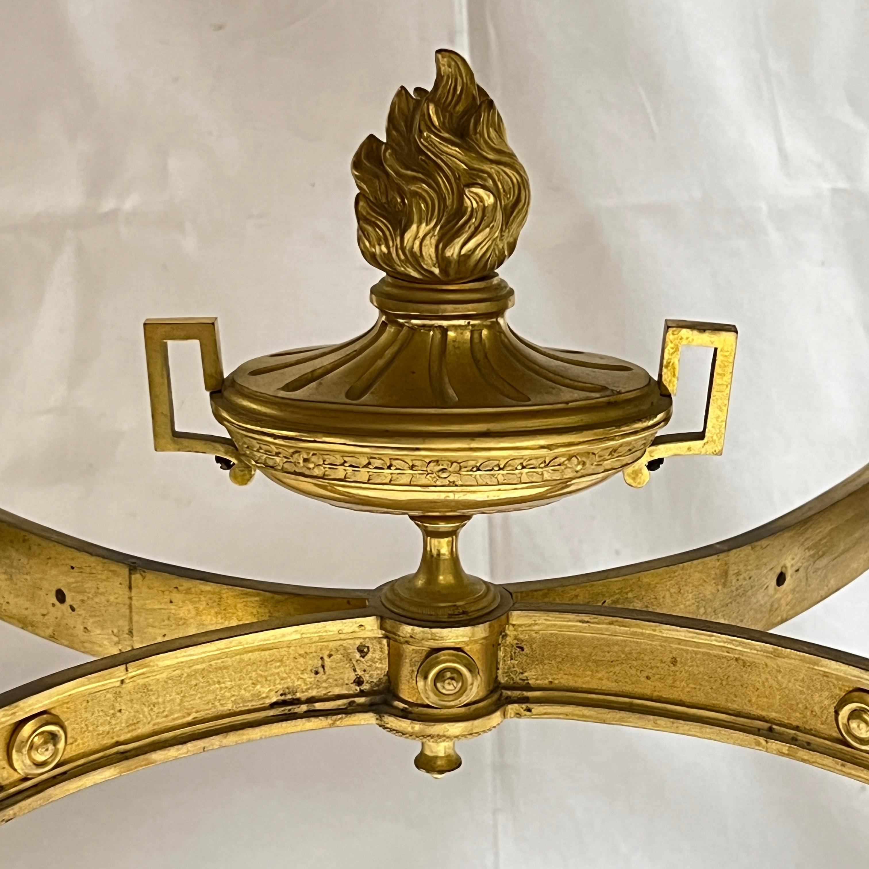Table centrale néoclassique italienne en bronze doré avec plateau en soie peint à la main en vente 3