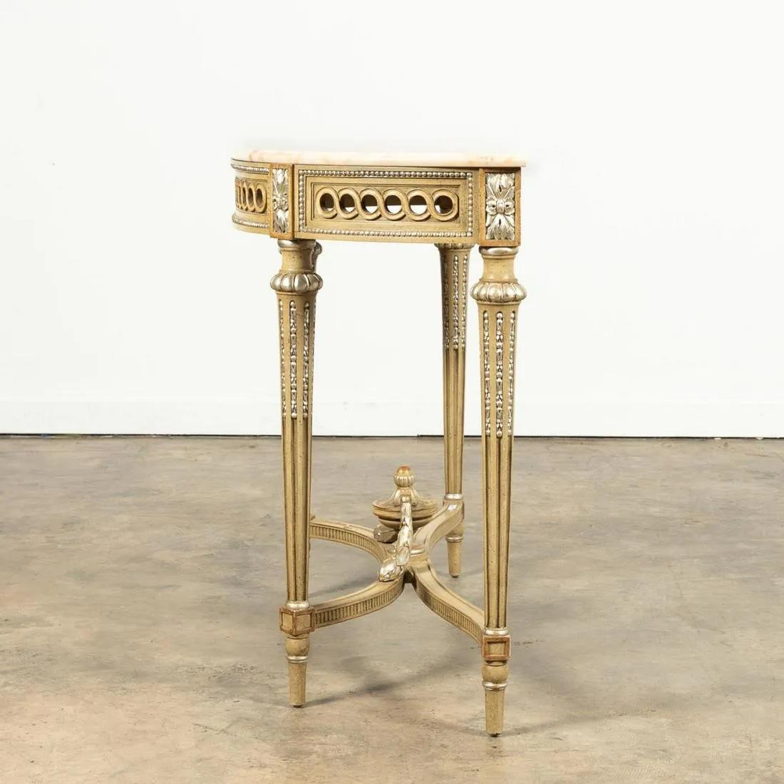 A stunning neoclassical style console table

Italy, Late 20th century

Carved gilt wood, with parcel silver details, and quartz marble top.

Measures: 46