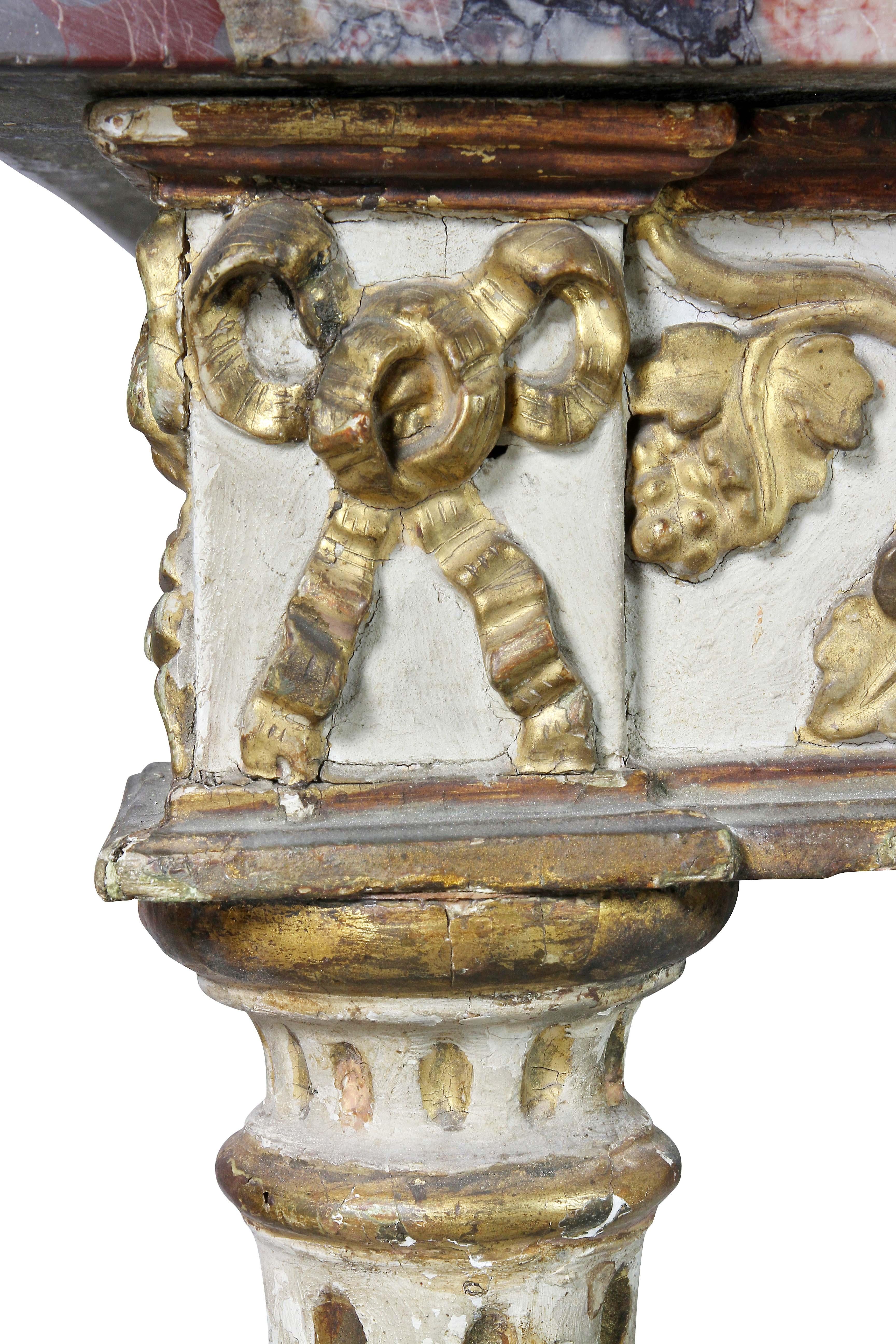 Italienischer Konsolentisch im neoklassischen Stil aus Giltwood und bemalt im Zustand „Gut“ im Angebot in Essex, MA