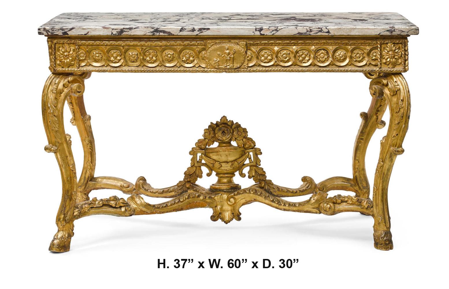Hervorragende italienische Konsole im neoklassischen Stil aus geschnitztem Goldholz mit Marmorplatte und schöner Vergoldung,
ende des 18. bis Anfang des 19. Jahrhunderts.
Mit Sotheby's Auktionsaufkleber, der darauf hinweist, dass es ursprünglich