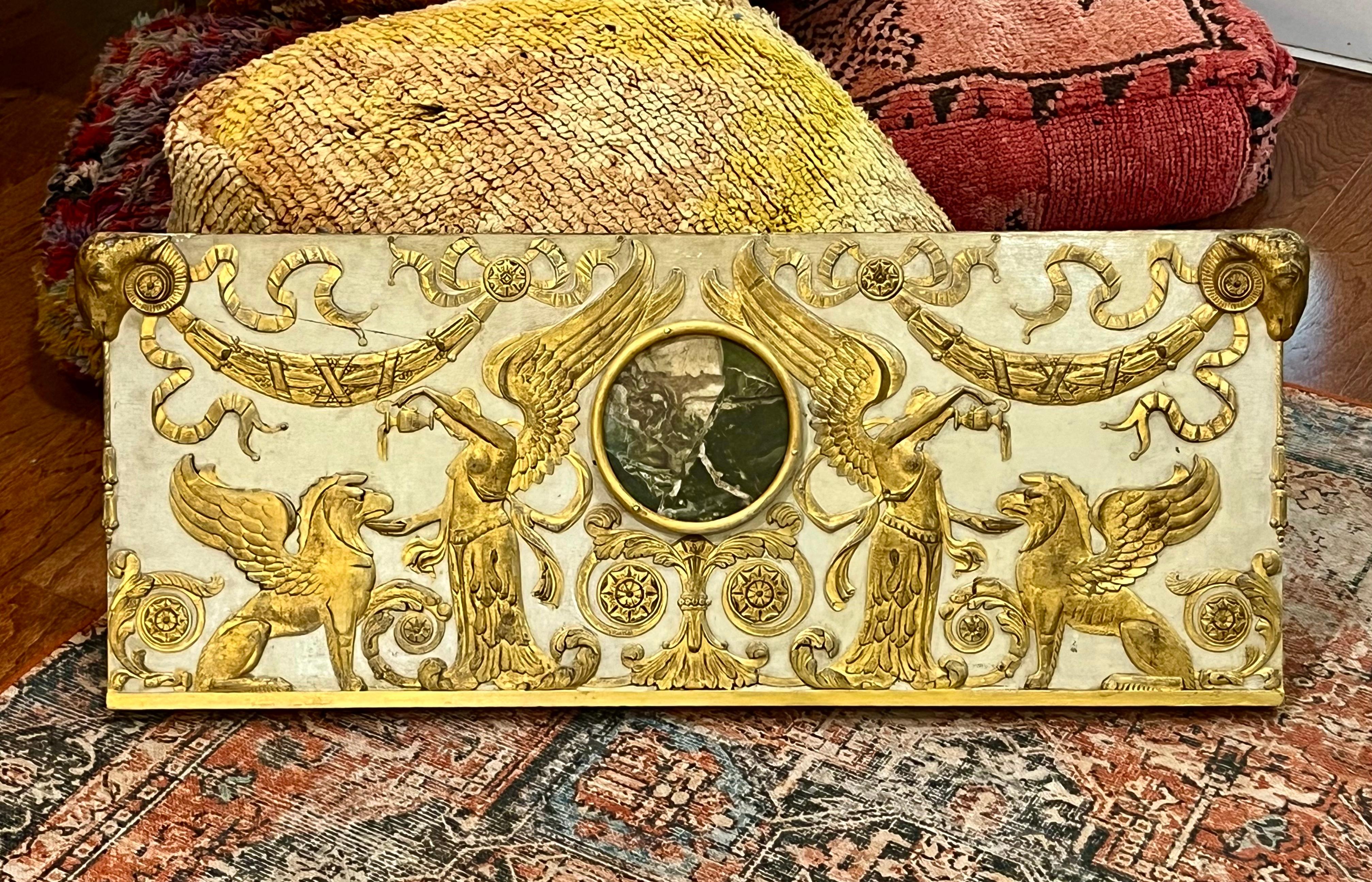 Panneau de porte Boiserie décorée en bois doré de style néoclassique italien   en vente 1