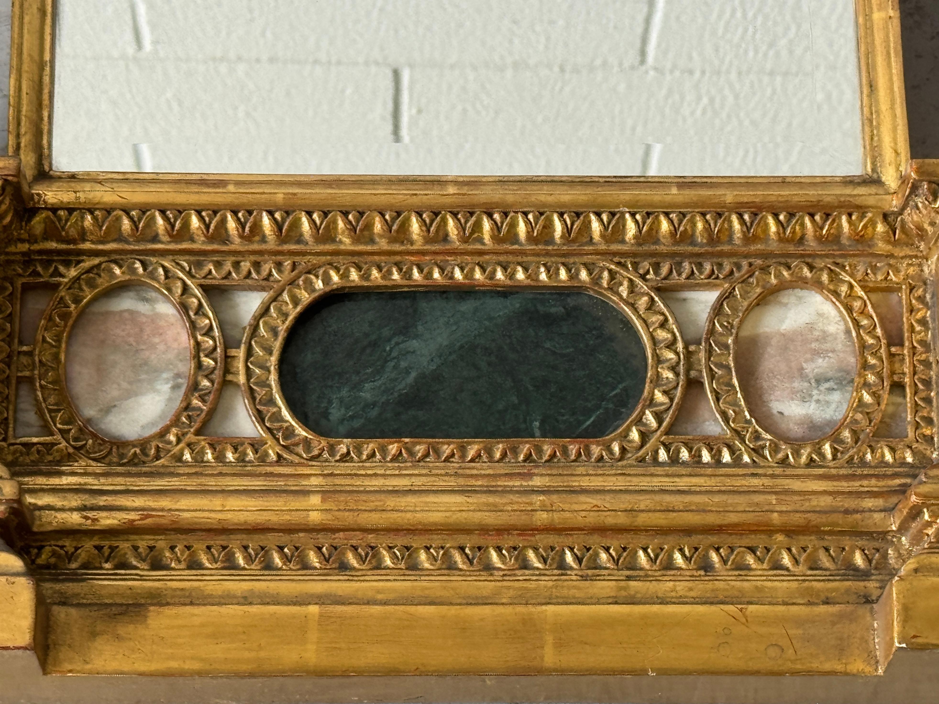 Italienischer neoklassischer Spiegel aus Giltwood mit Intarsien und geschnitztem Marmor, 20. im Angebot 8