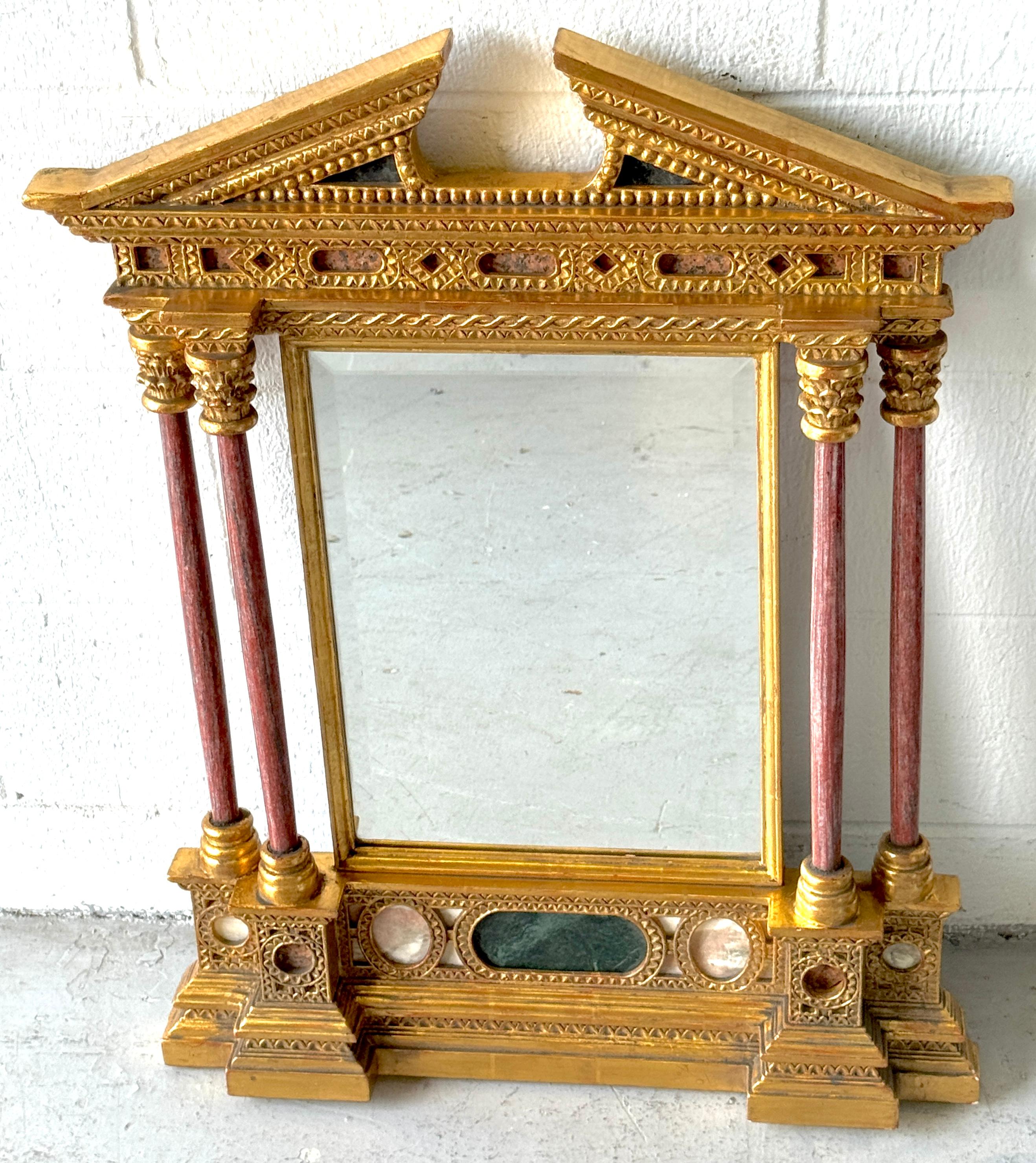 Italienisch Neoklassischen Stil Giltwood Intarsien & geschnitzt Probe Marmor Spiegel 

Ein auffälliger architektonischer Spiegel im neoklassischen Stil, der im 20. Jahrhundert in Italien hergestellt wurde. Der reich geschnitzte und warm vergoldete