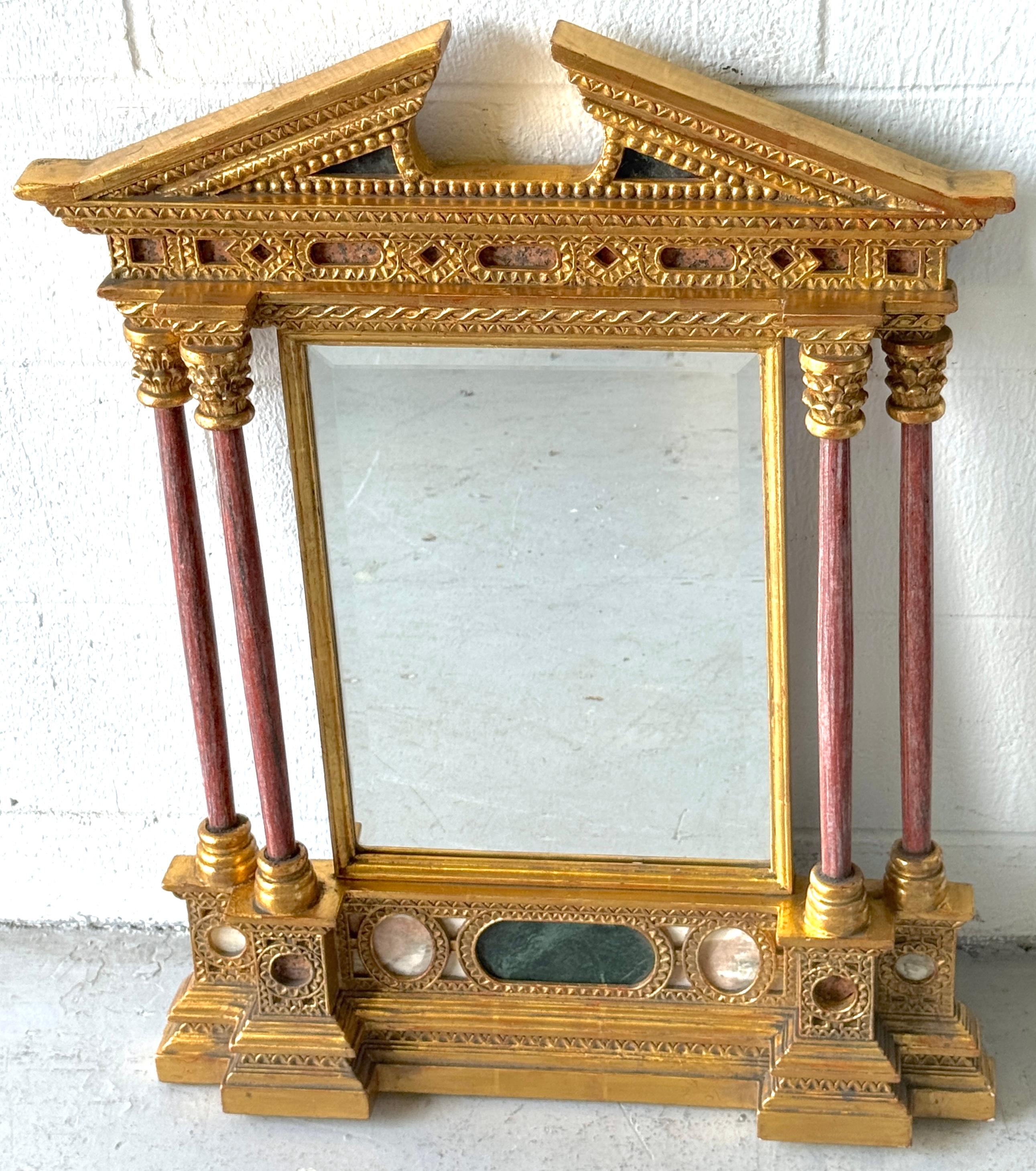 Italienischer neoklassischer Spiegel aus Giltwood mit Intarsien und geschnitztem Marmor, 20. (Neoklassisch) im Angebot