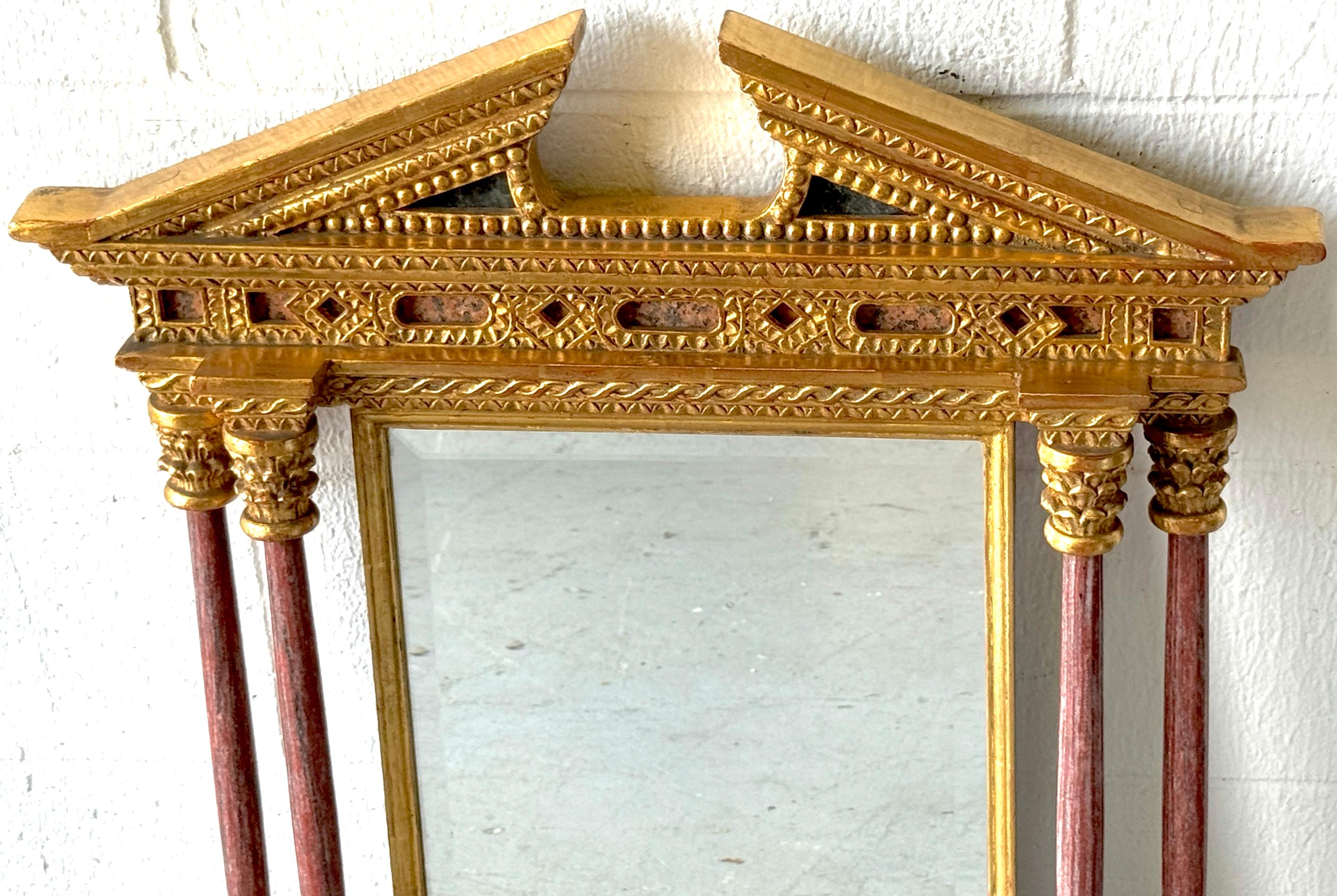 Italienischer neoklassischer Spiegel aus Giltwood mit Intarsien und geschnitztem Marmor, 20. im Zustand „Gut“ im Angebot in West Palm Beach, FL