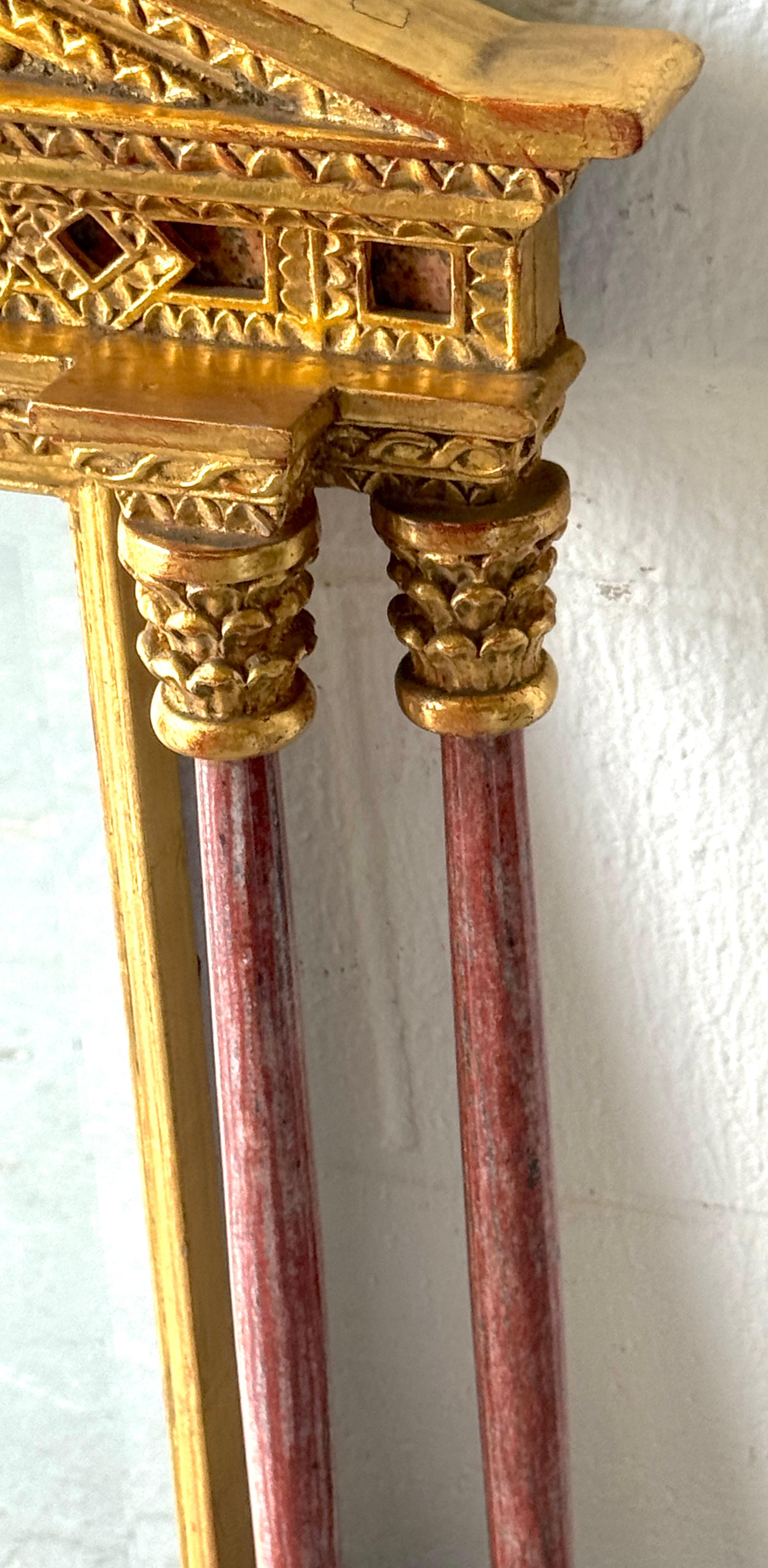 Italienischer neoklassischer Spiegel aus Giltwood mit Intarsien und geschnitztem Marmor, 20. (20. Jahrhundert) im Angebot