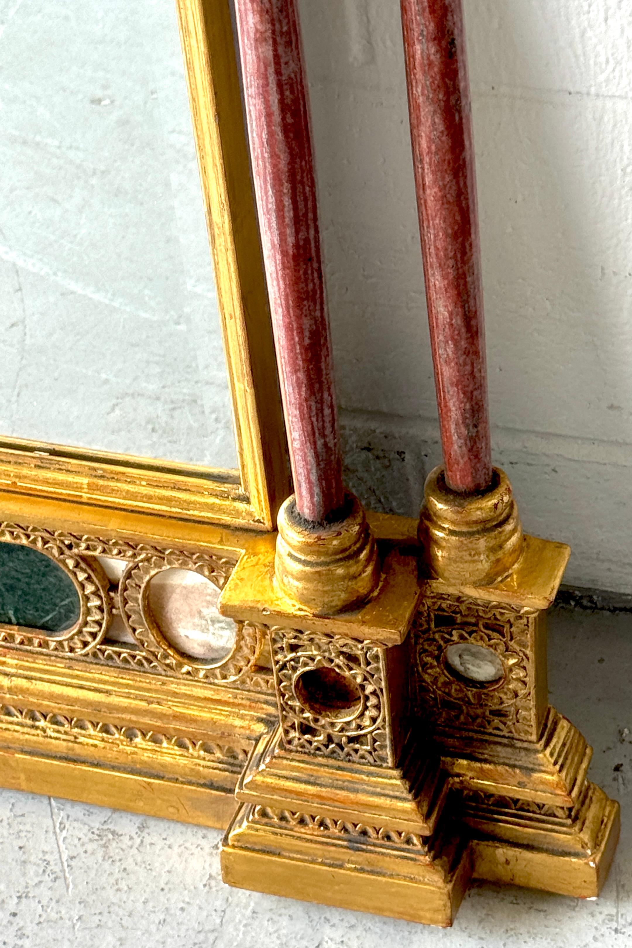 Italienischer neoklassischer Spiegel aus Giltwood mit Intarsien und geschnitztem Marmor, 20. im Angebot 1