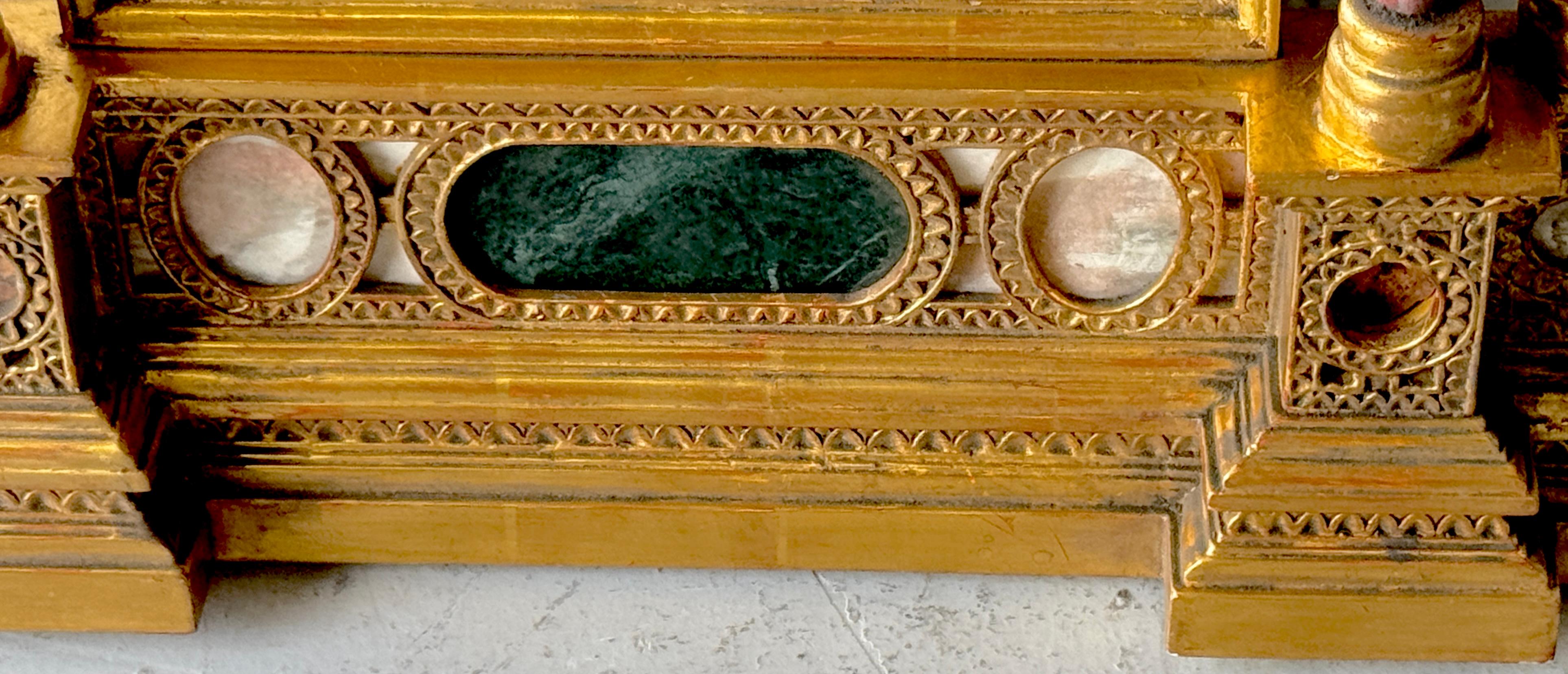 Italienischer neoklassischer Spiegel aus Giltwood mit Intarsien und geschnitztem Marmor, 20. im Angebot 2