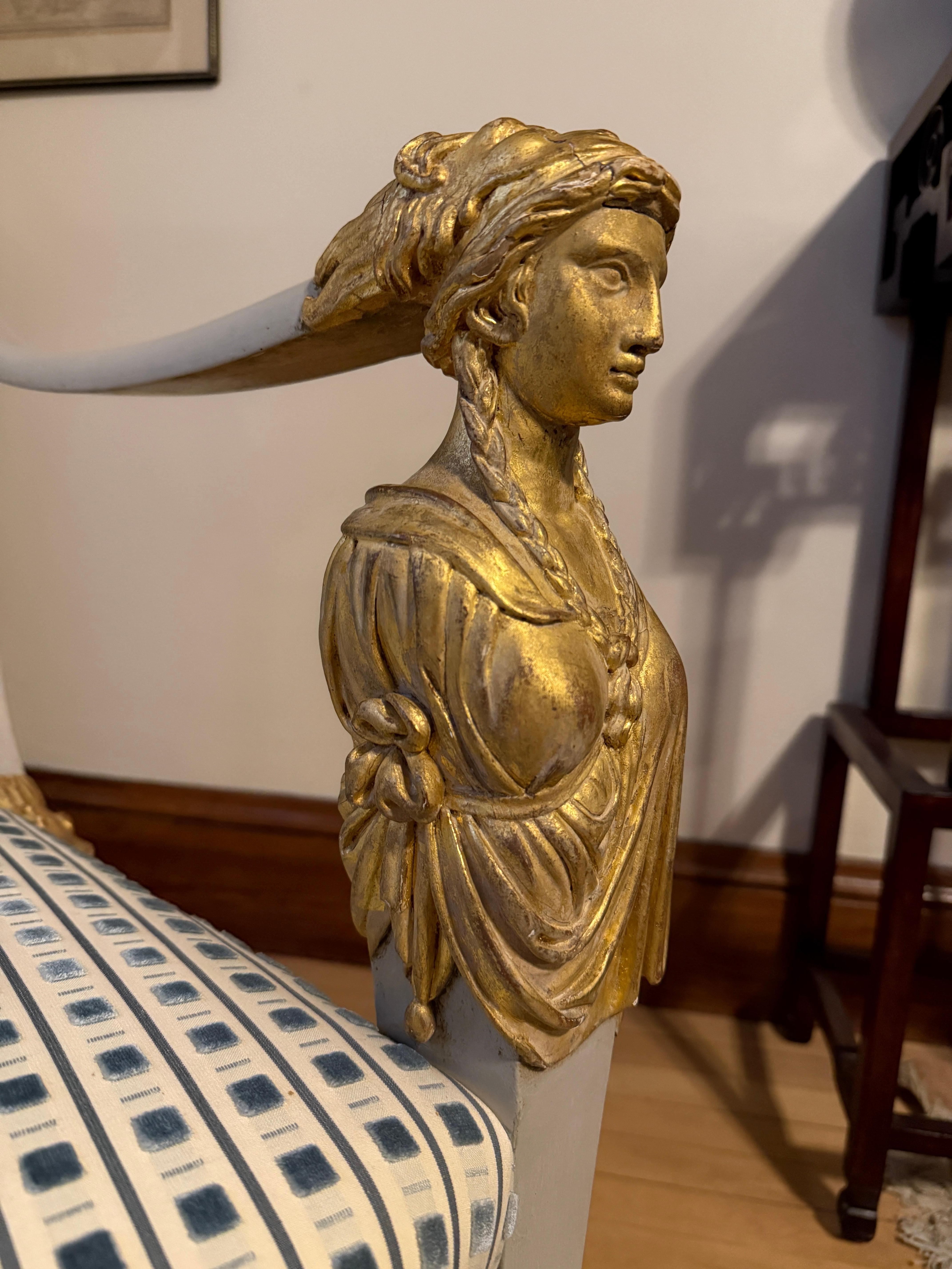 Sillón neoclásico italiano de madera dorada y zoomorfo con terciopelo de Scalamandre C 1820 en venta 3