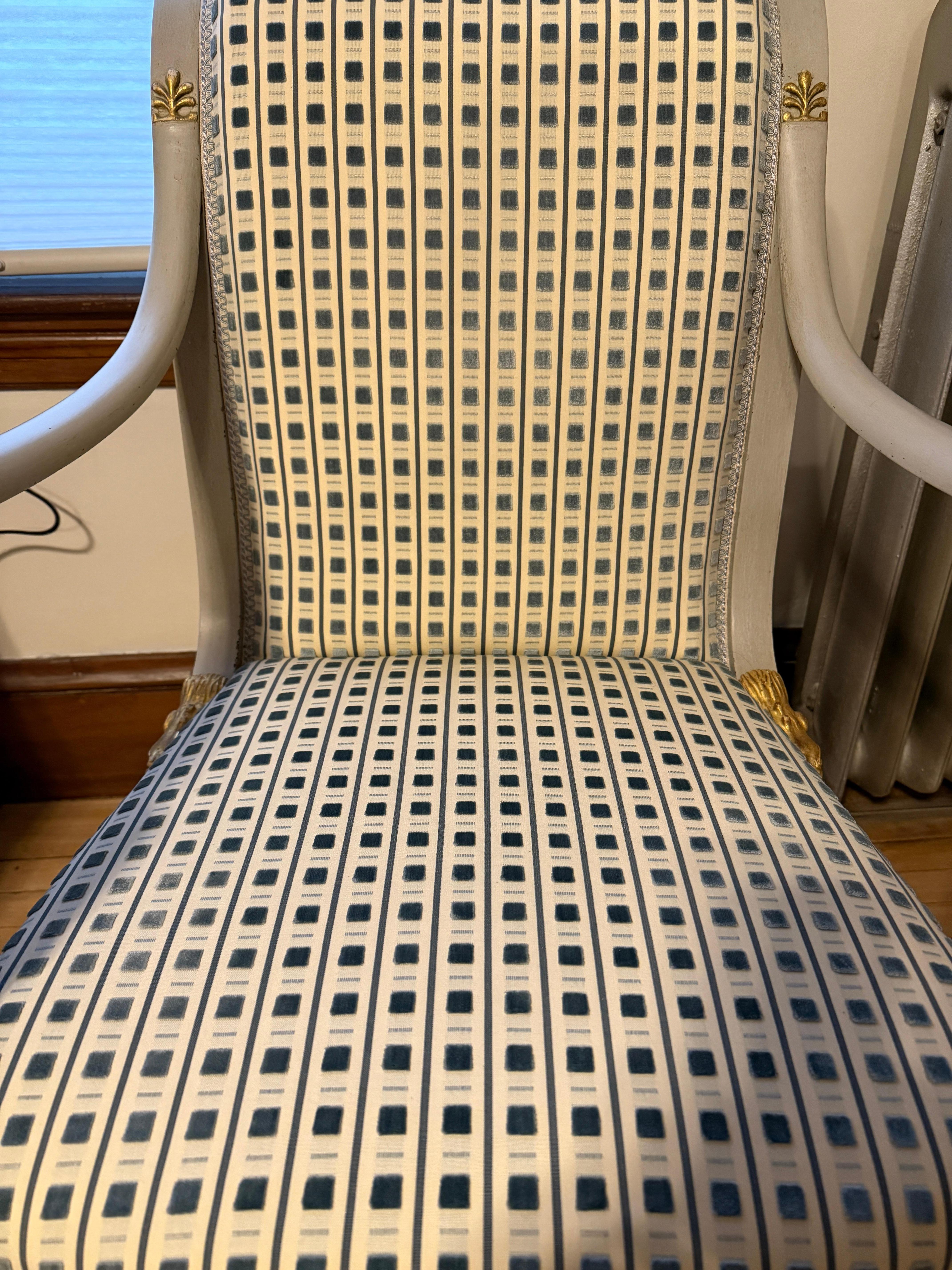 Italiana, posiblemente del siglo XVIII, pero conservadoramente de 1820 con pintura posterior. 

Este sillón neoclásico italiano, de hacia 1820, es un ejemplo magistral de la artesanía y el ingenio artístico característicos del diseño de principios