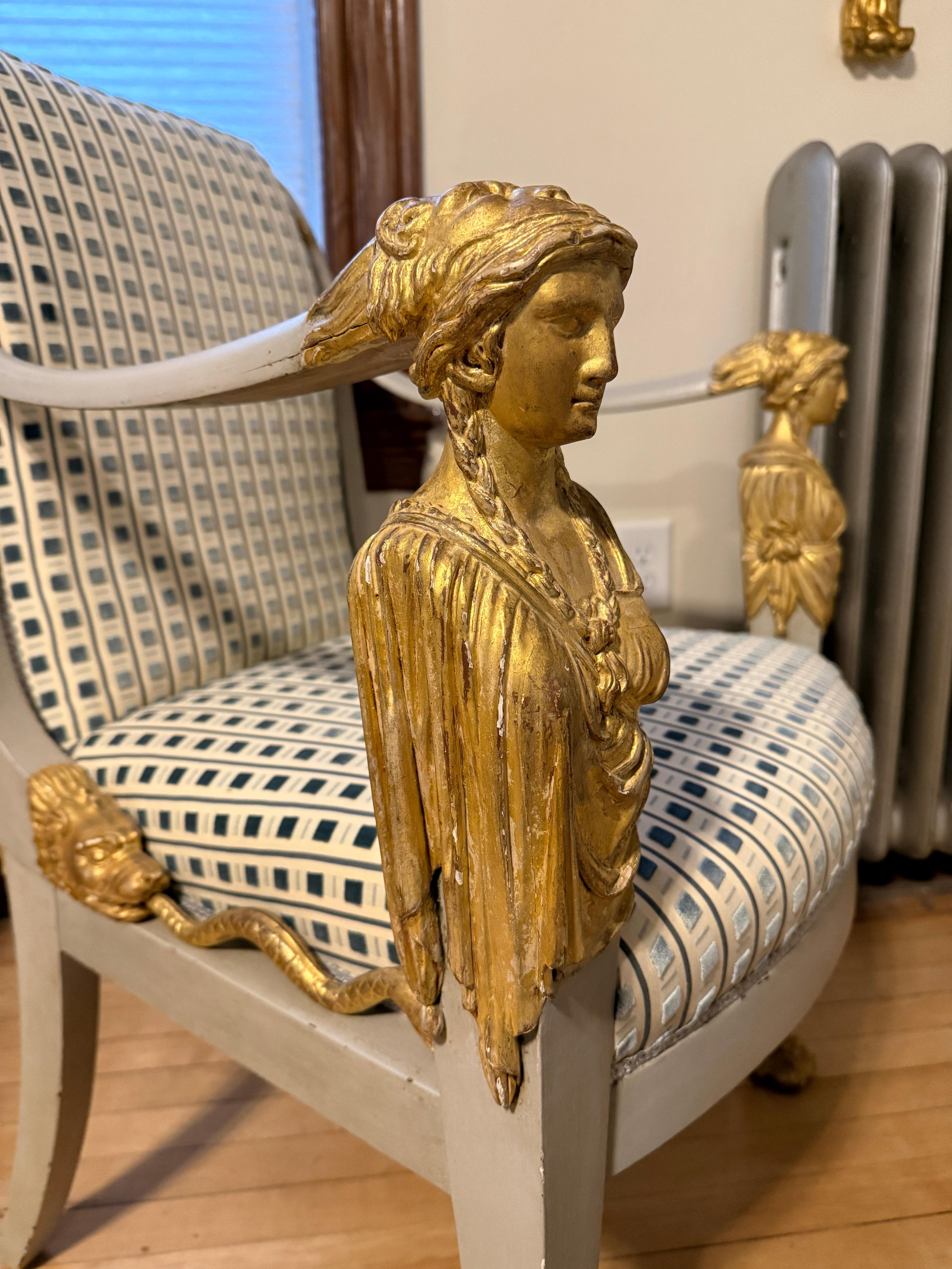 Sillón neoclásico italiano de madera dorada y zoomorfo con terciopelo de Scalamandre C 1820 Neoclásico en venta