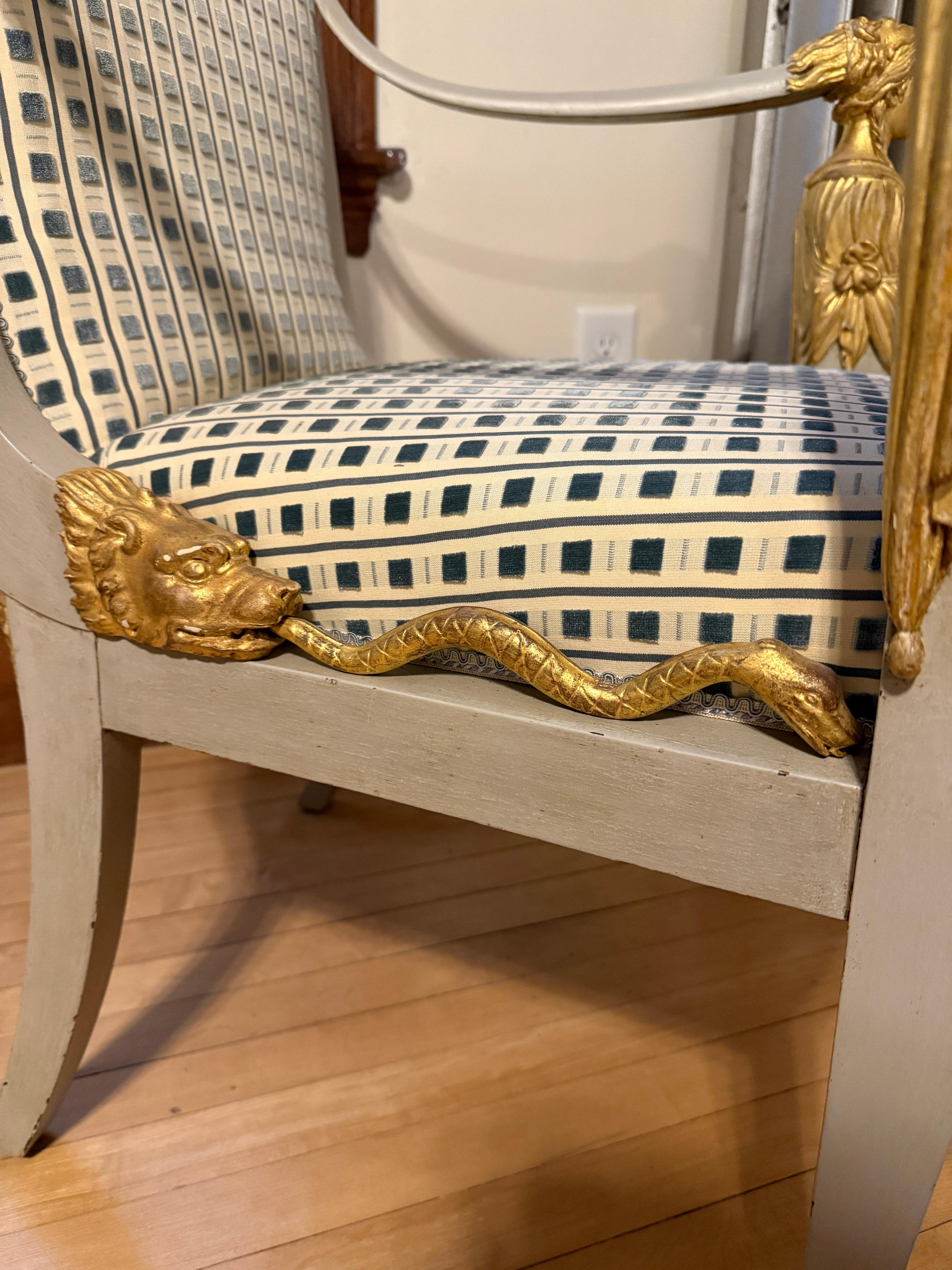 Sillón neoclásico italiano de madera dorada y zoomorfo con terciopelo de Scalamandre C 1820 Italiano en venta