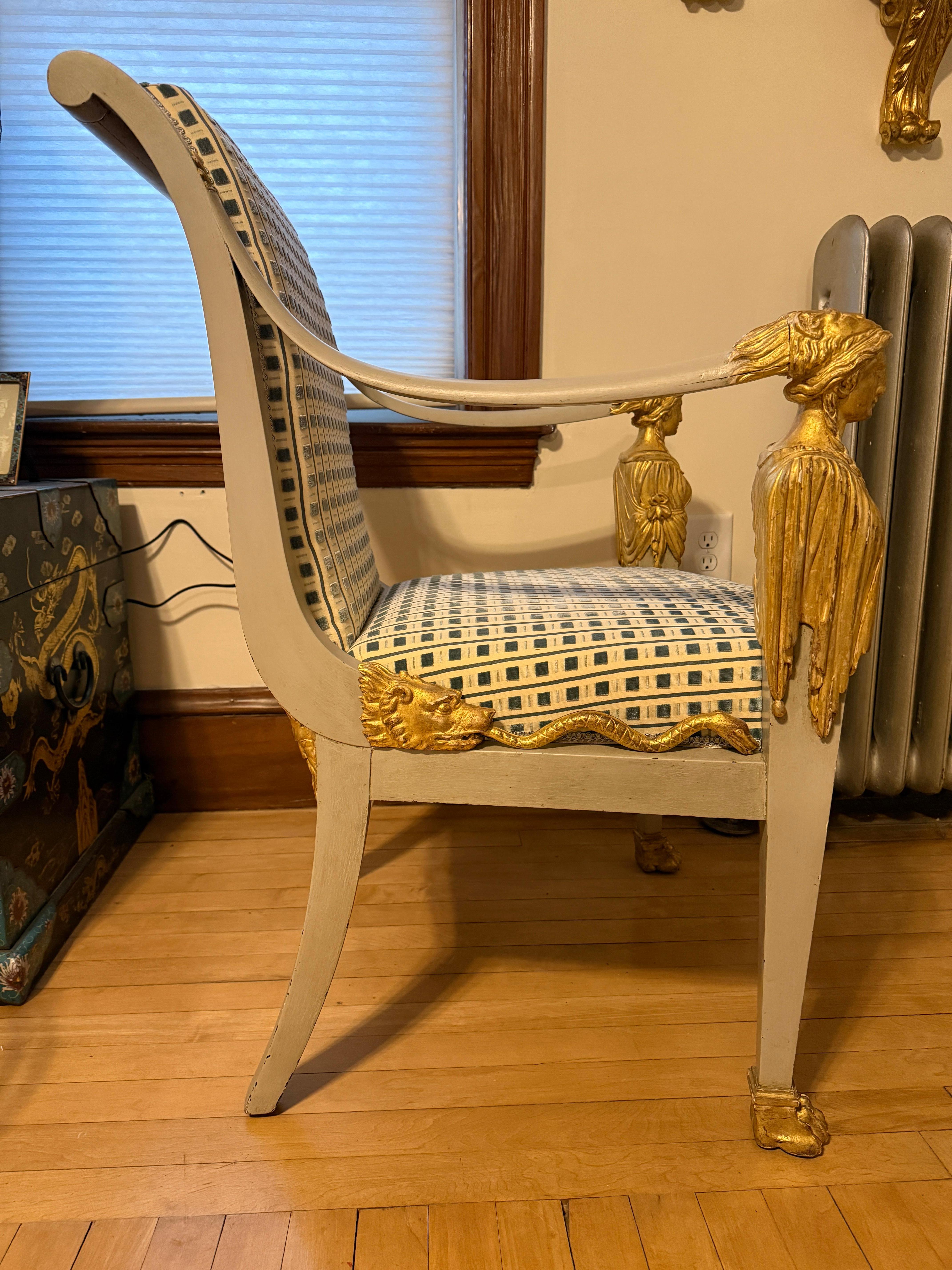 Sillón neoclásico italiano de madera dorada y zoomorfo con terciopelo de Scalamandre C 1820 siglo XIX en venta