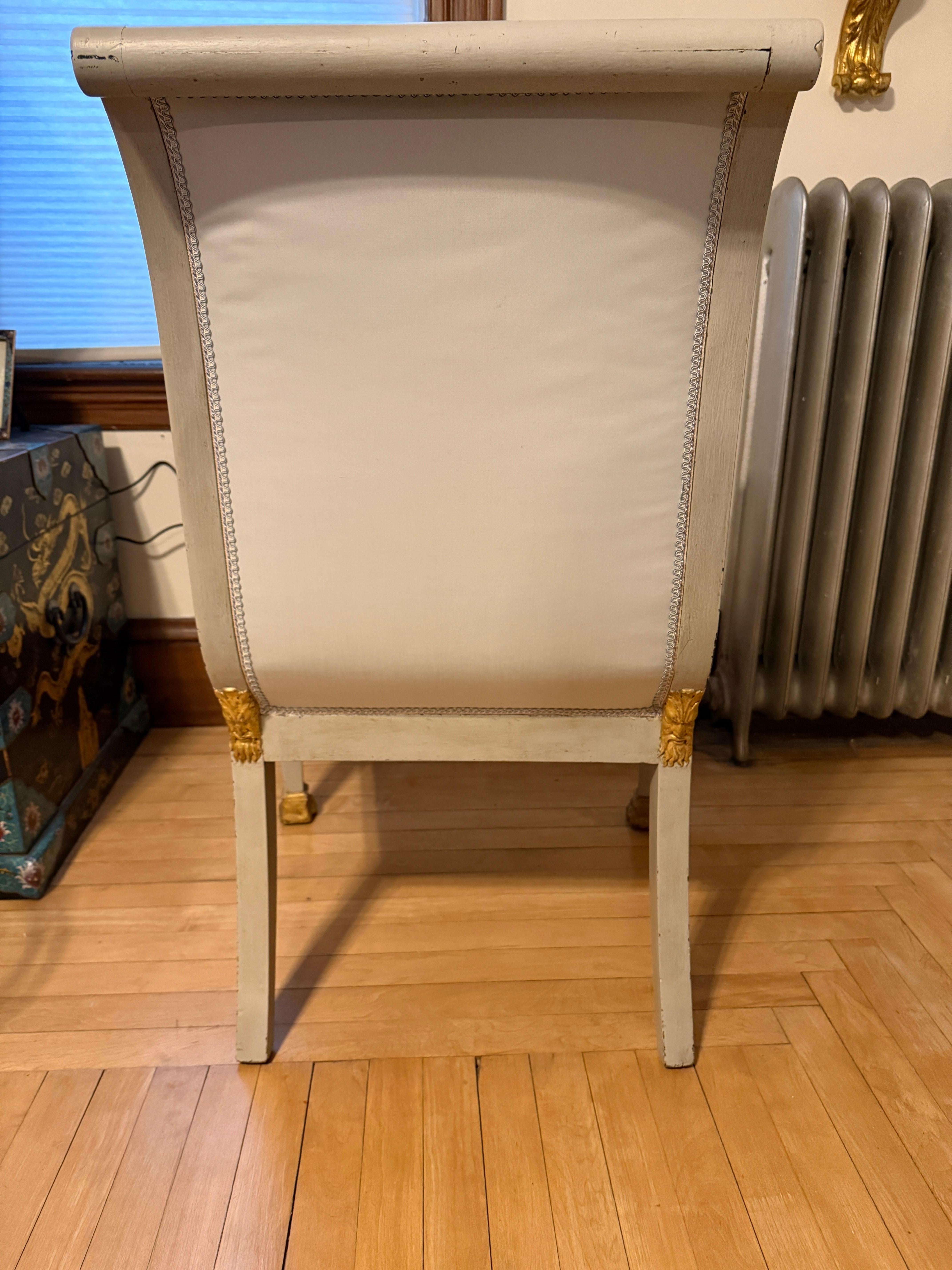 Sillón neoclásico italiano de madera dorada y zoomorfo con terciopelo de Scalamandre C 1820 Tapicería en venta