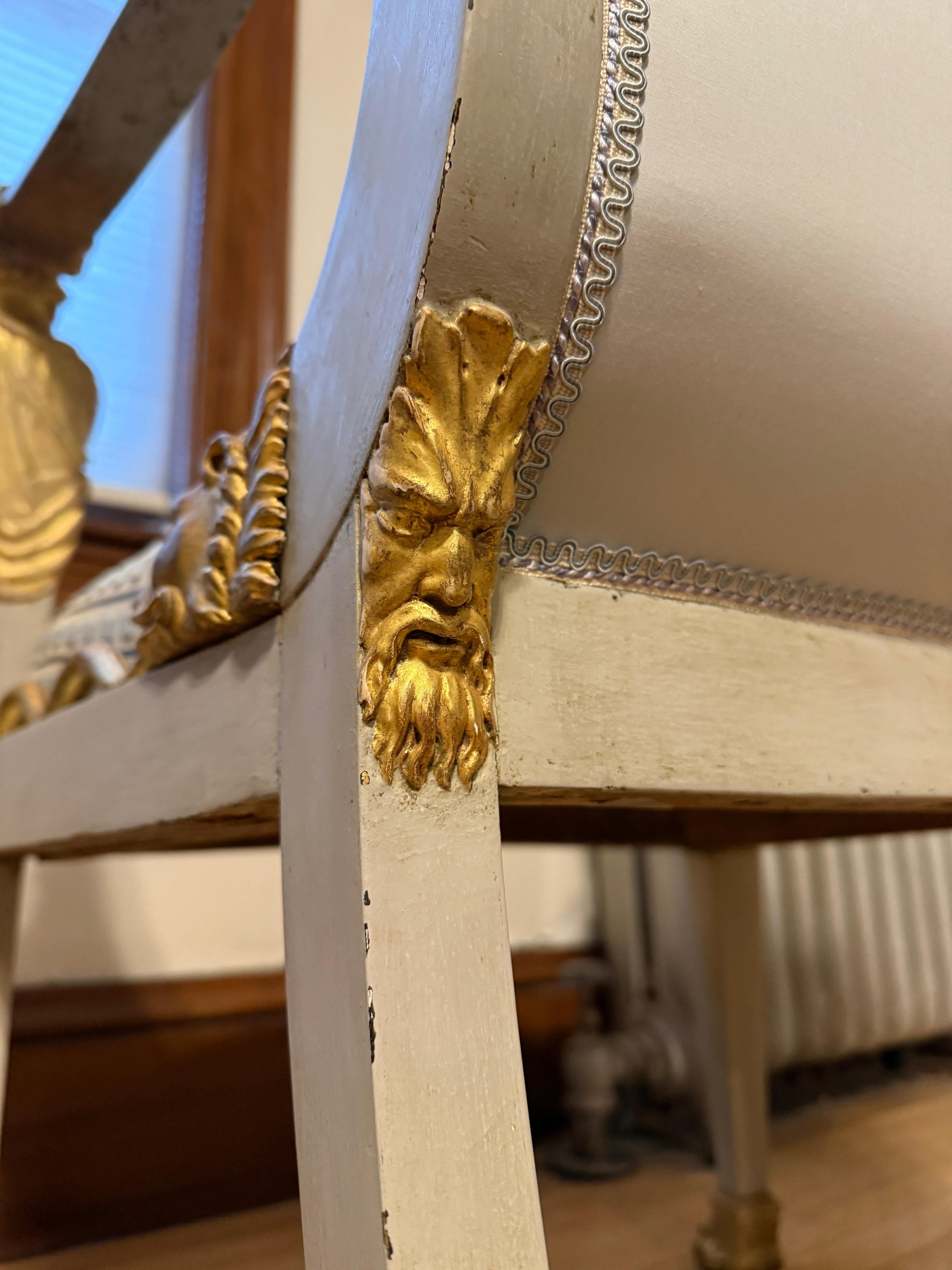 Sillón neoclásico italiano de madera dorada y zoomorfo con terciopelo de Scalamandre C 1820 en venta 1