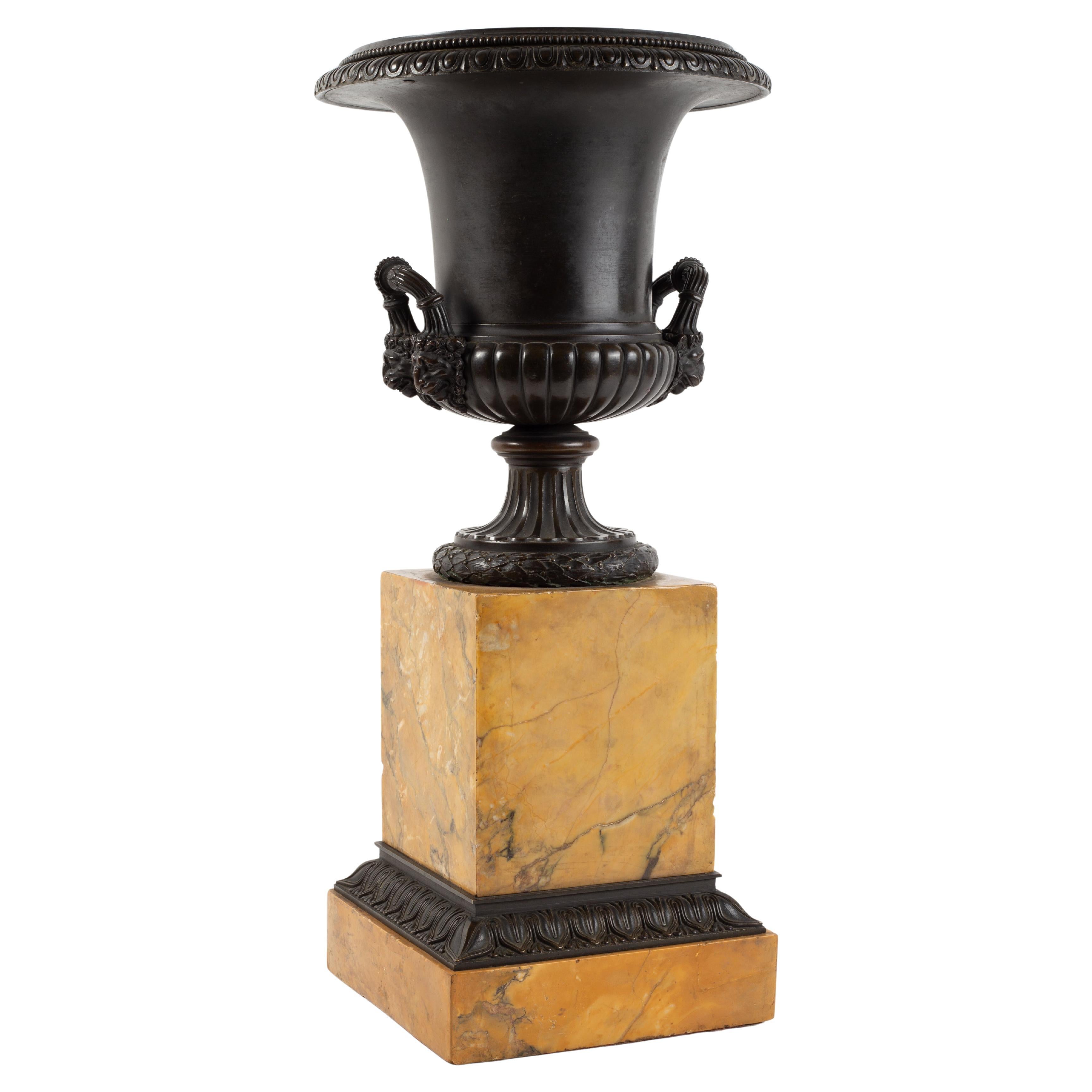 Vaso neoclassico italiano Grand Tour in bronzo e marmo di Siena a forma di Campagna