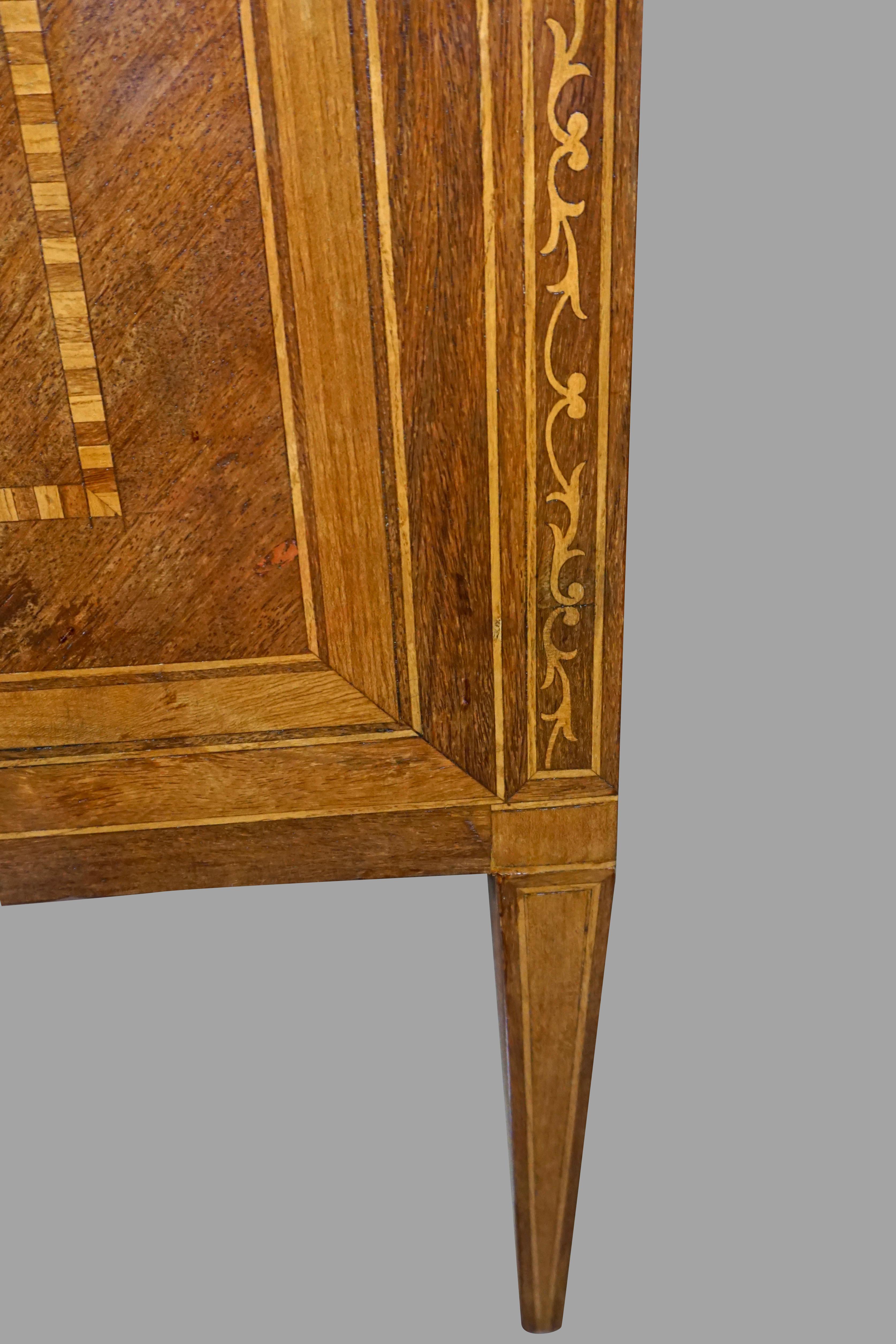 Italian Neoclassical 18th Century Inlaid Walnut 3-Drawer Commode  4
