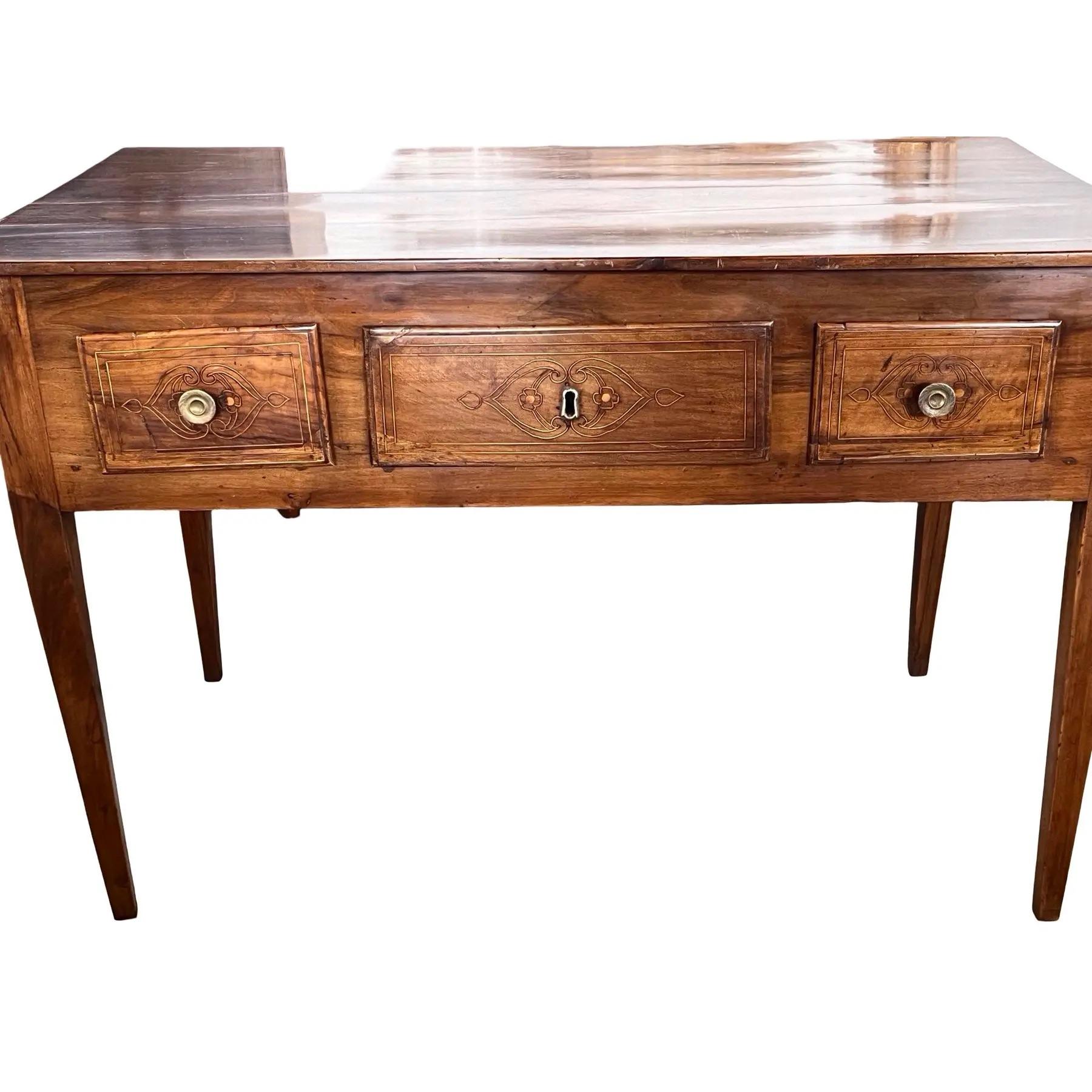 Scrittoio neoclassico realizzato a mano in Italia alla fine del 1700 con struttura in noce e pioli. Lo scrittoio presenta tre cassetti sovrapposti con bordi ogee e ogni frontale di cassetto è decorato con intarsi simmetrici di pioppo a cordoncino