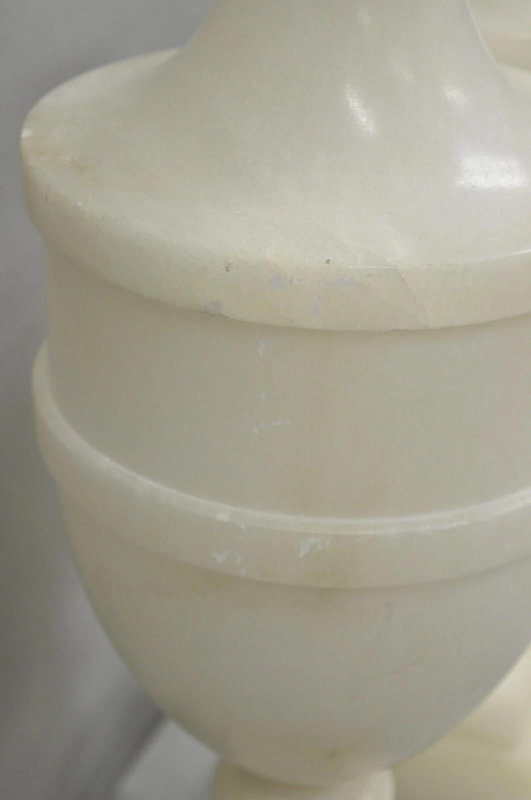 Italian Neoclassical Large Carved Solid Alabaster Marble Urn Table Lamps - Pair en vente 1