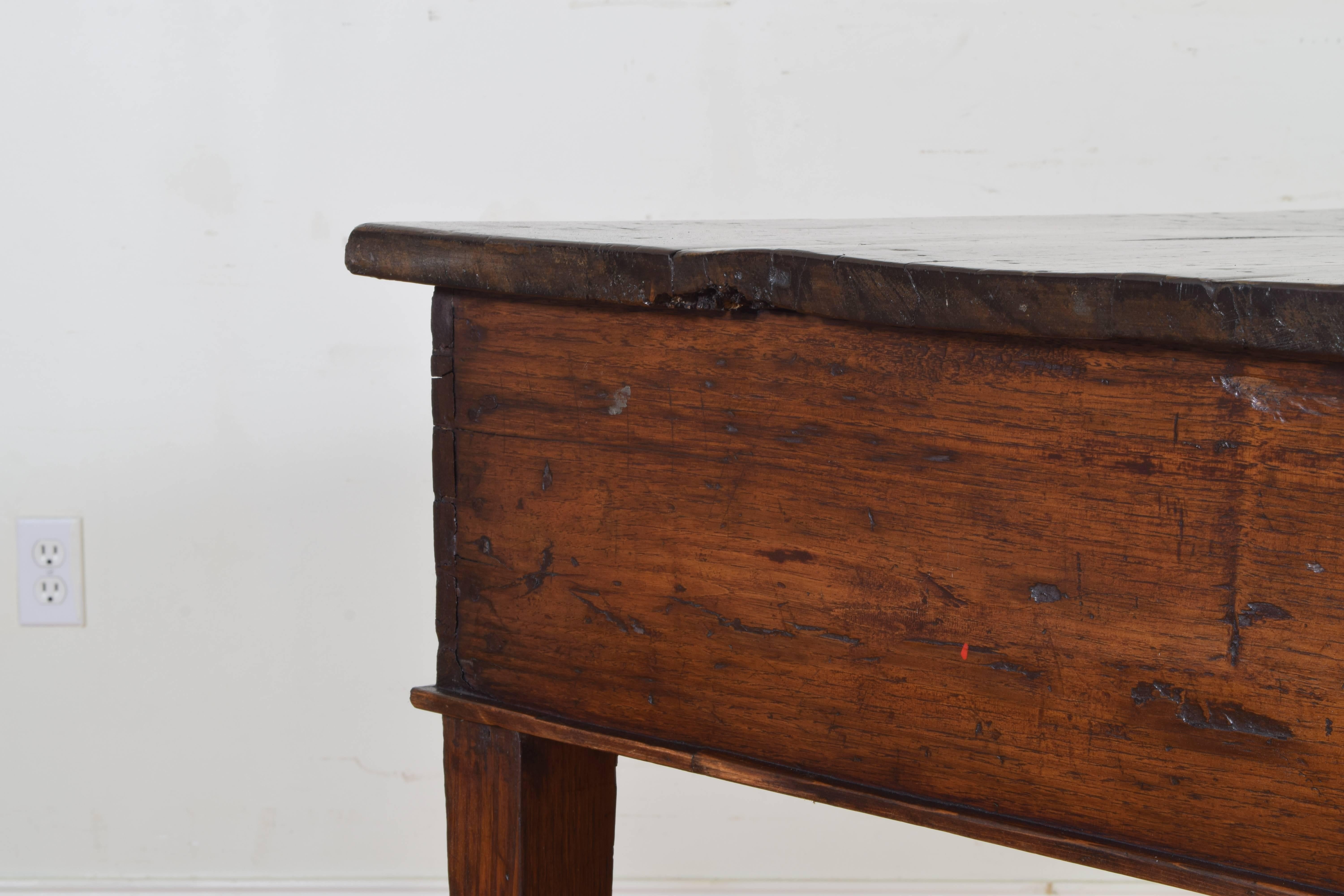 Italian Neoclassical Larice ‘Pine’ and Walnut Writing Table, Late 18th Century 3