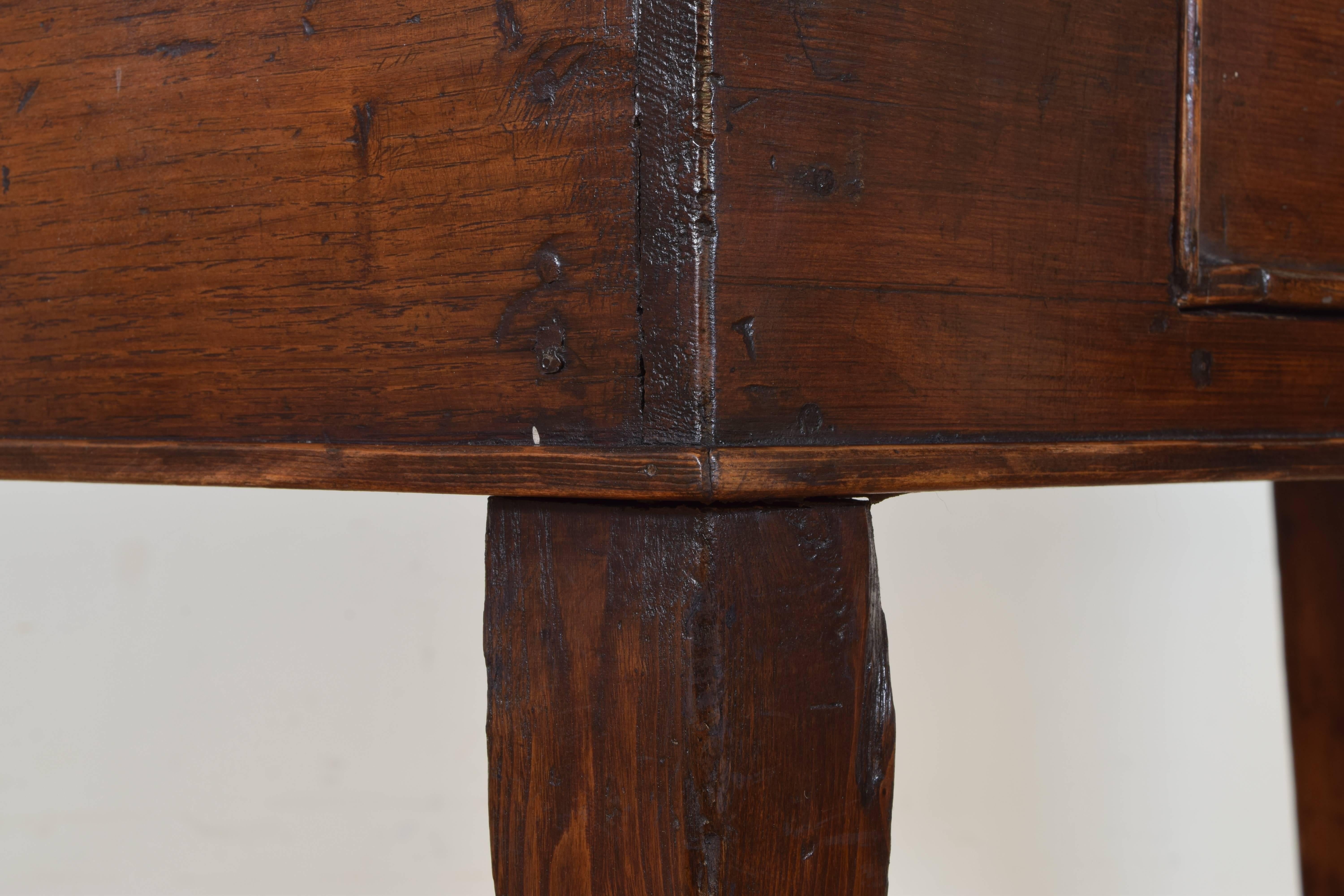 Italian Neoclassical Larice ‘Pine’ and Walnut Writing Table, Late 18th Century 4