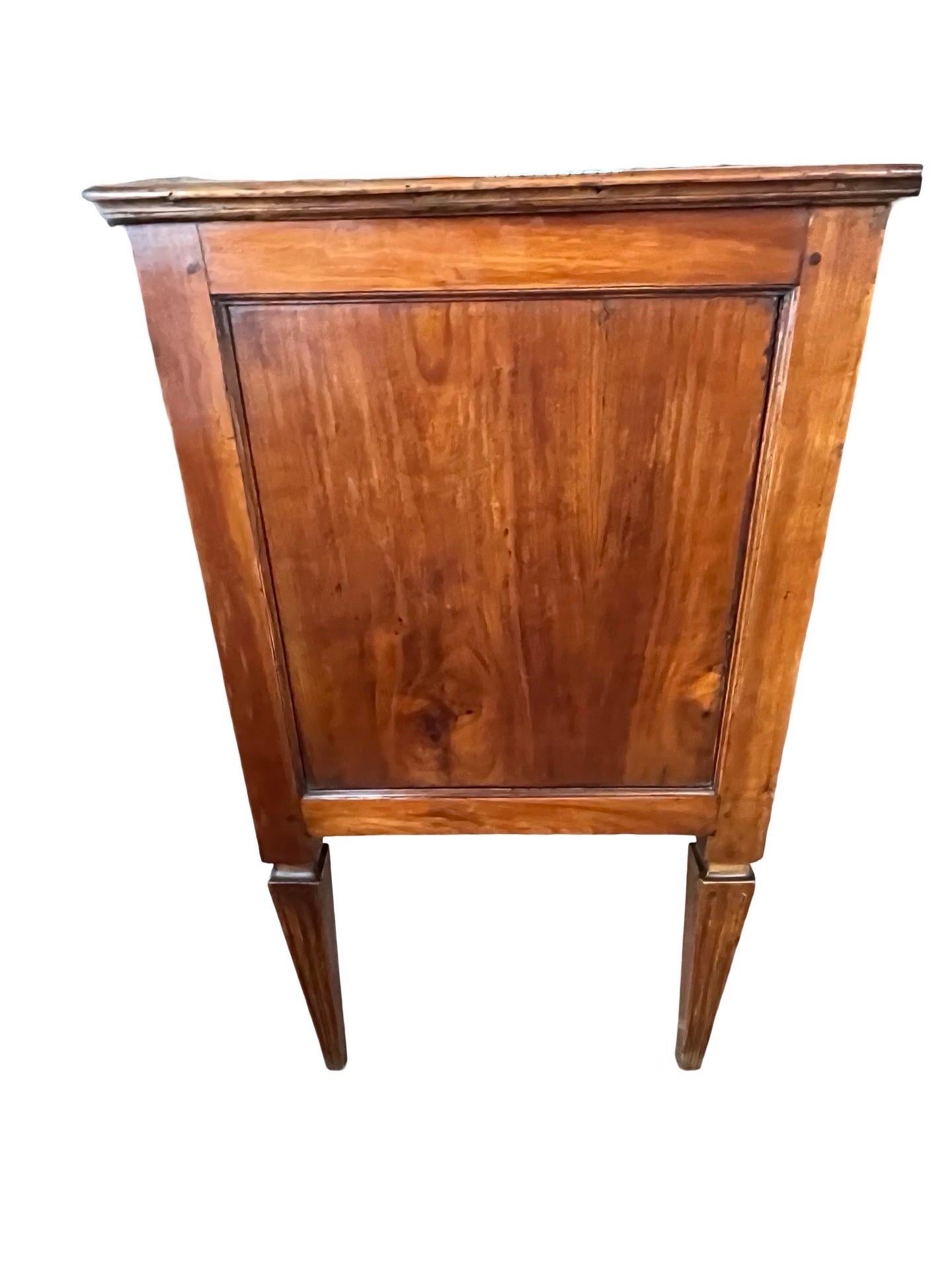 Commode neoclassica Luigi XVI realizzata a mano in Italia alla fine del 1700 utilizzando il ciliegio. Il mobile ha linee molto dritte ed eleganti e una conformazione un po' fuori dal comune, con due grandi cassetti nella parte superiore e due