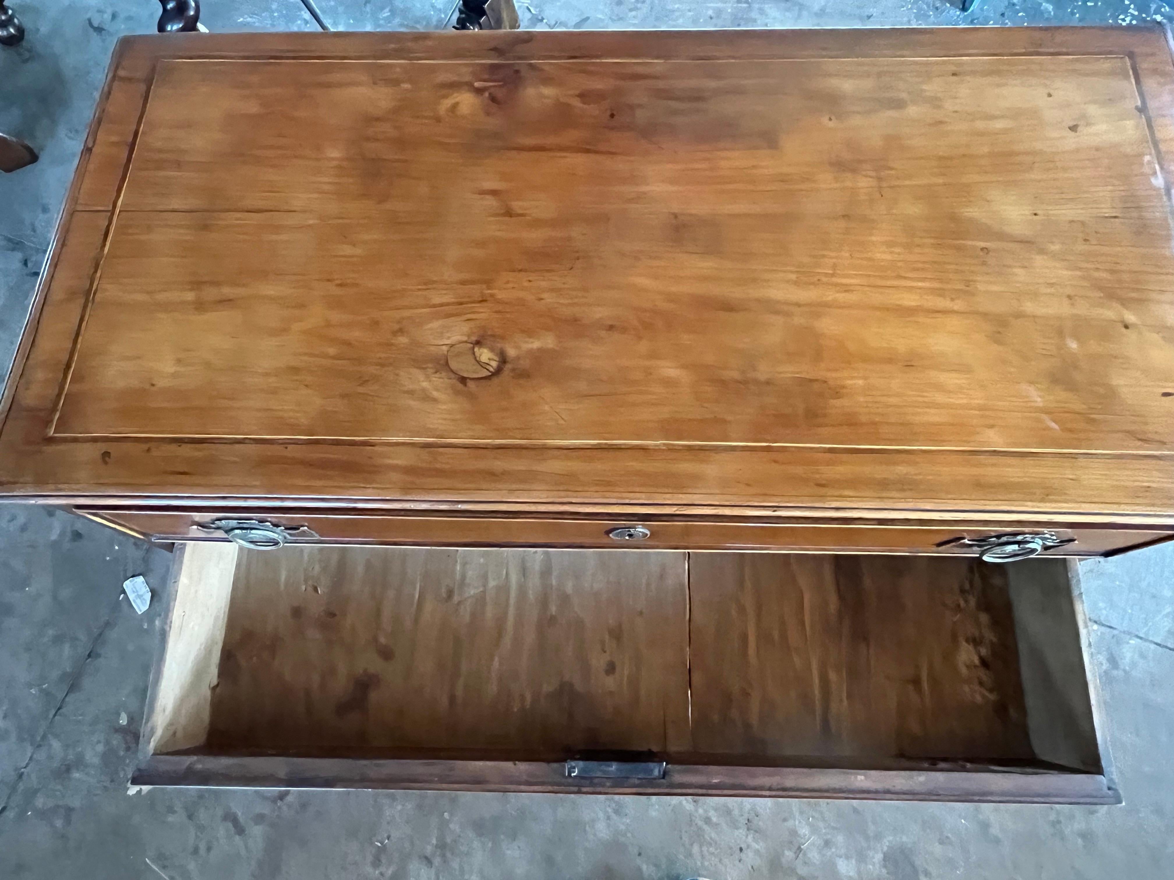 Commode neoclassica Luigi XVI realizzata a mano in Italia alla fine del 1700 utilizzando il ciliegio. Il mobile ha linee molto dritte ed eleganti e una conformazione un po' fuori dal comune, con due grandi cassetti nella parte superiore e due