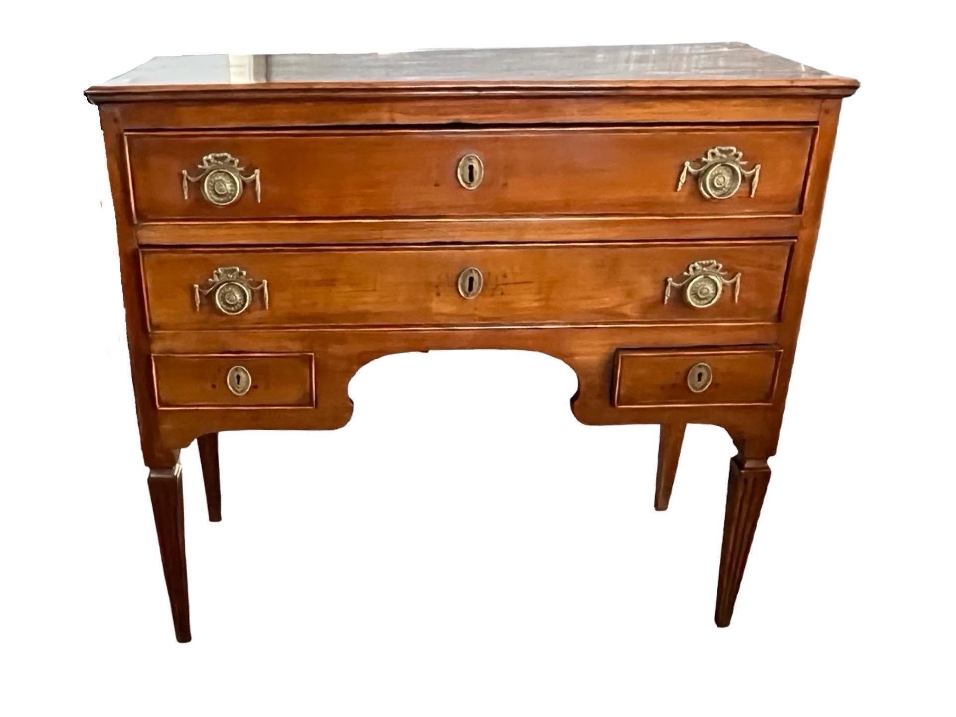 Italiano Commode neoclassico italiano Luigi XVI in ciliegio in vendita