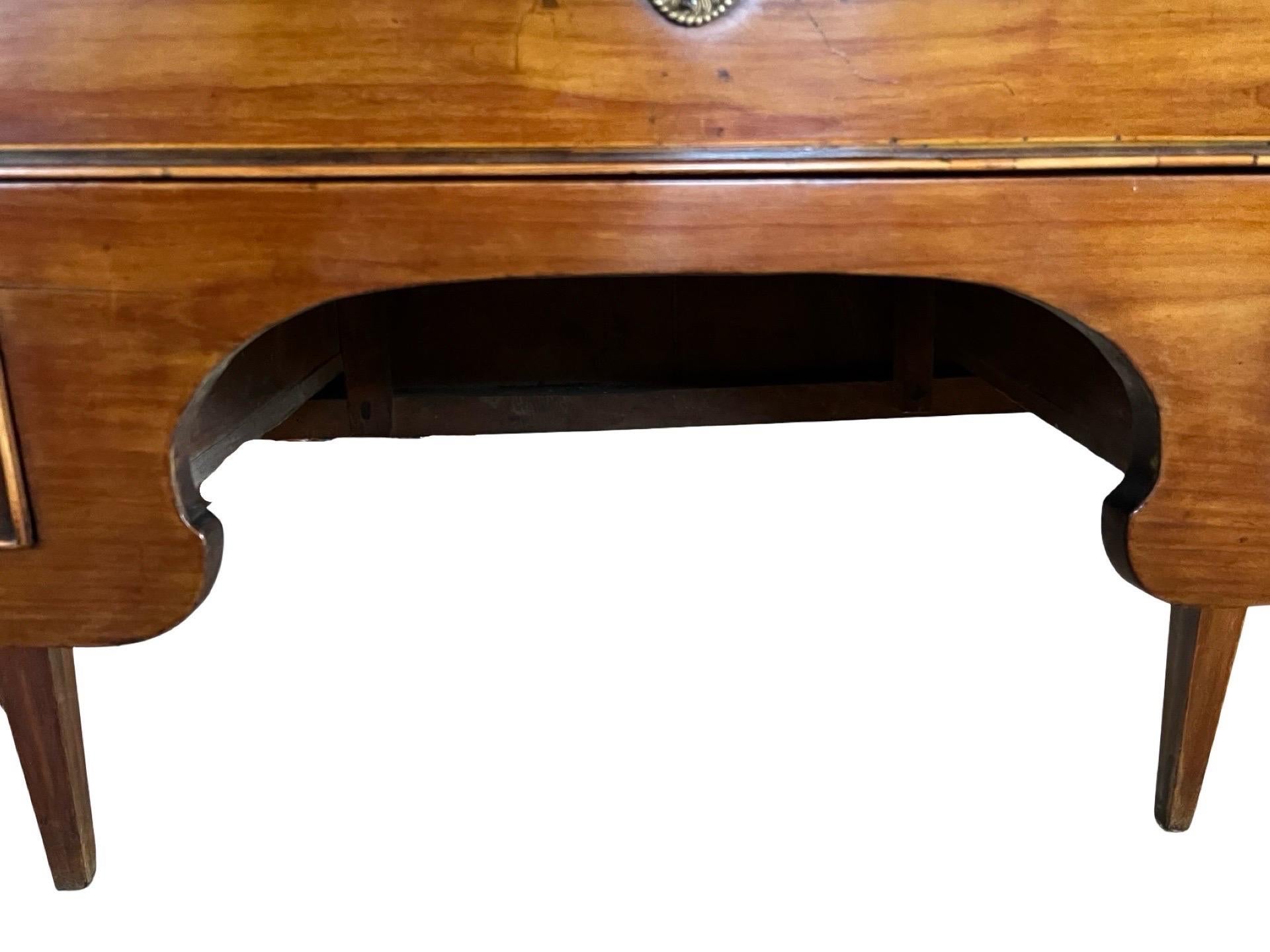 Fatto a mano Commode neoclassico italiano Luigi XVI in ciliegio in vendita