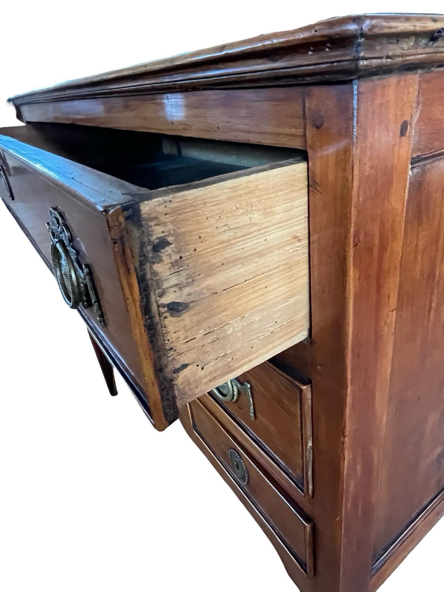 Fatto a mano Commode neoclassico italiano Luigi XVI in ciliegio in vendita