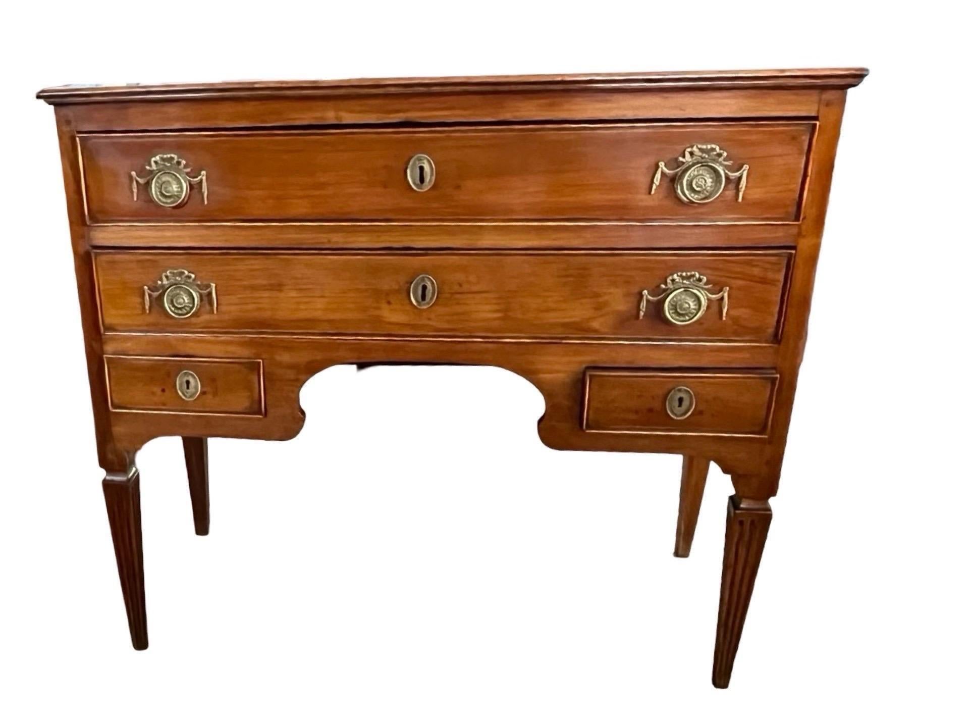 XVIII secolo Commode neoclassico italiano Luigi XVI in ciliegio in vendita