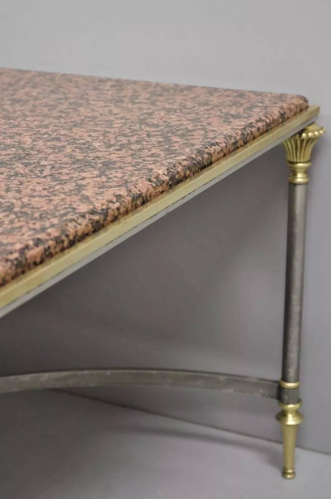 Italienischer neoklassizistischer Couchtisch im Stil von Maison Jansen aus Stahl und Messing mit Marmorplatte im Angebot 2