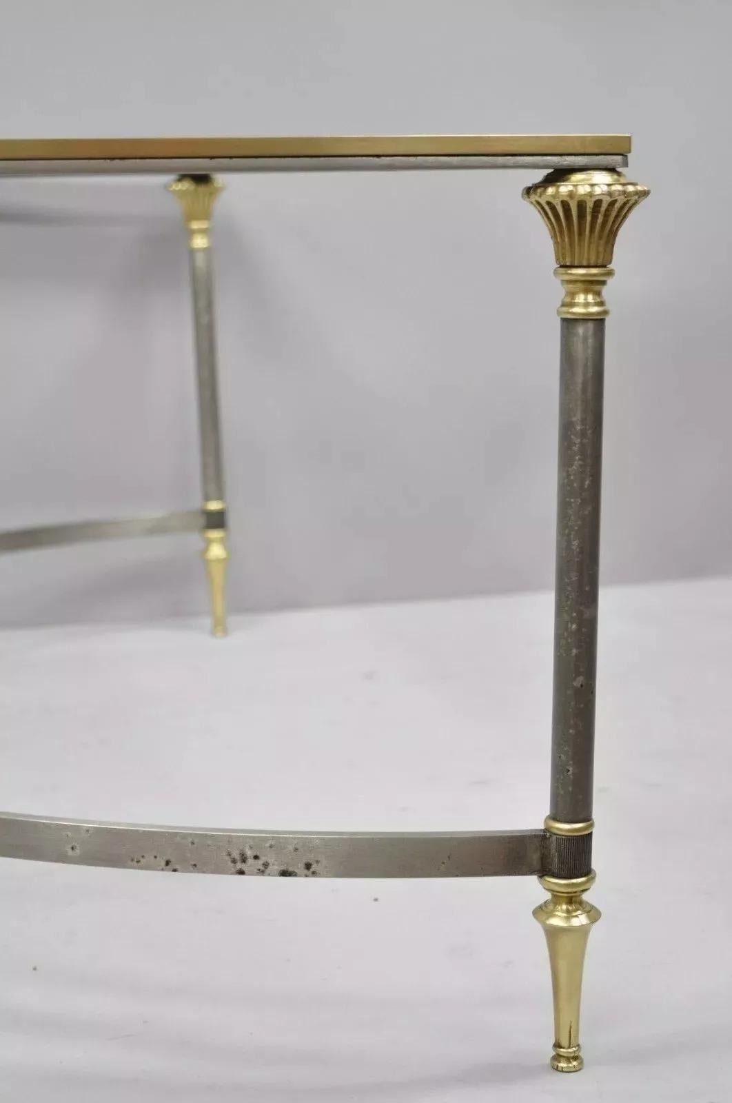 Italienischer neoklassizistischer Couchtisch im Stil von Maison Jansen aus Stahl und Messing mit Marmorplatte im Angebot 3