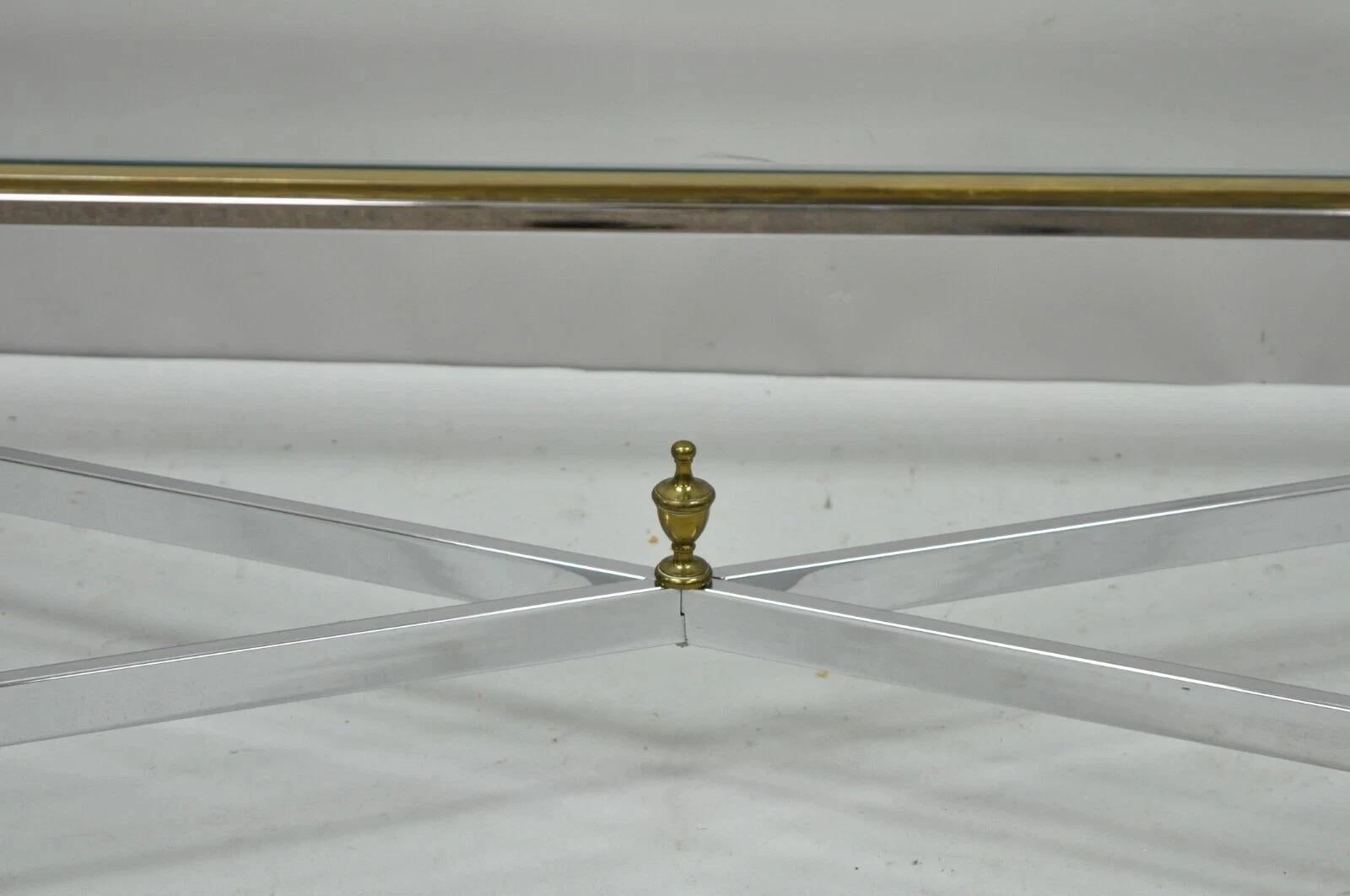 Inconnu Table basse rectangulaire en acier et laiton de style néoclassique italien de la Maison Jansen en vente