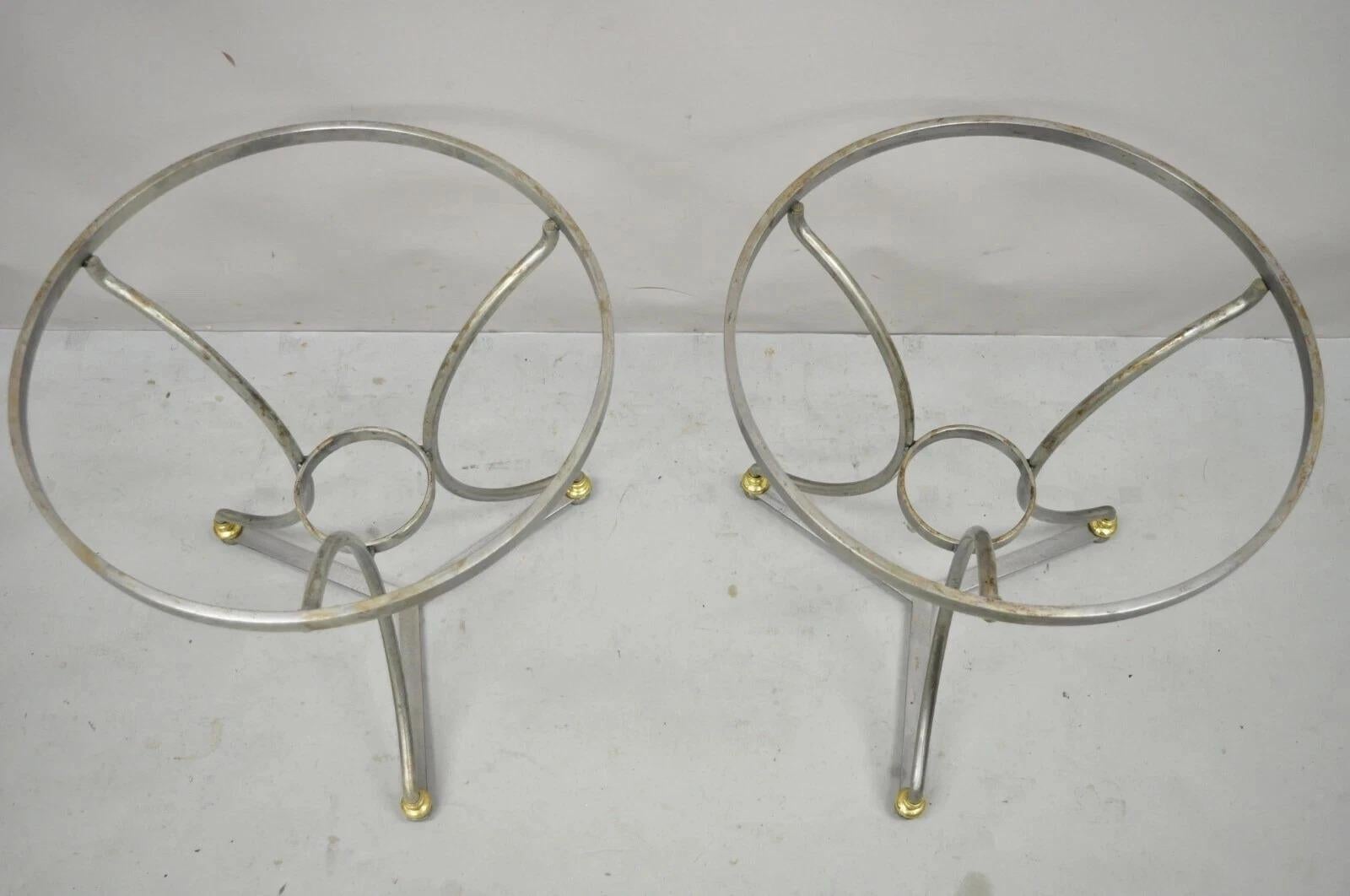 Tavolini rotondi in acciaio e ottone in stile neoclassico italiano della Maison Jansen - una coppia in vendita 3