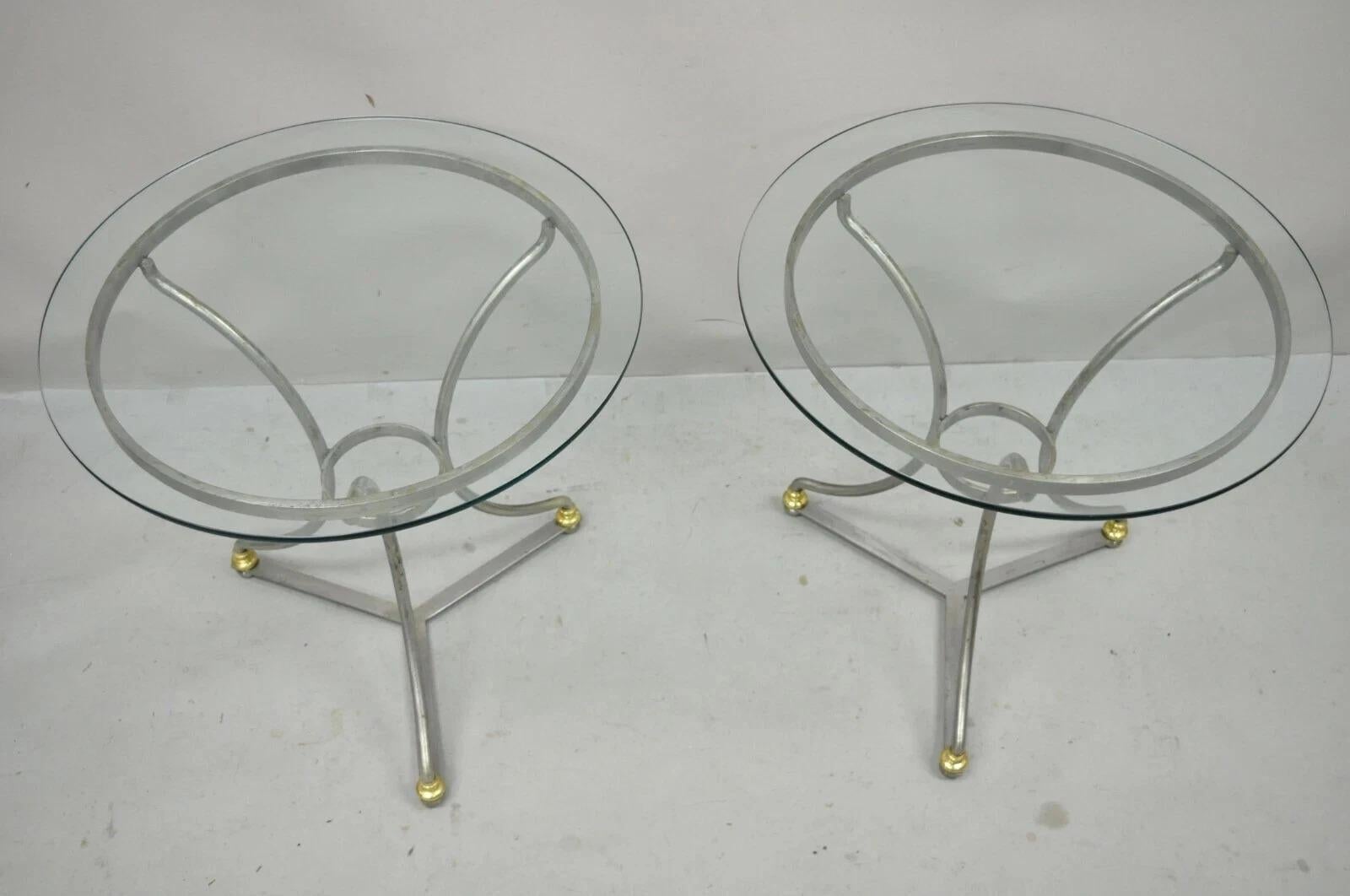 Tavolini rotondi in acciaio e ottone in stile neoclassico italiano della Maison Jansen - una coppia in vendita 4
