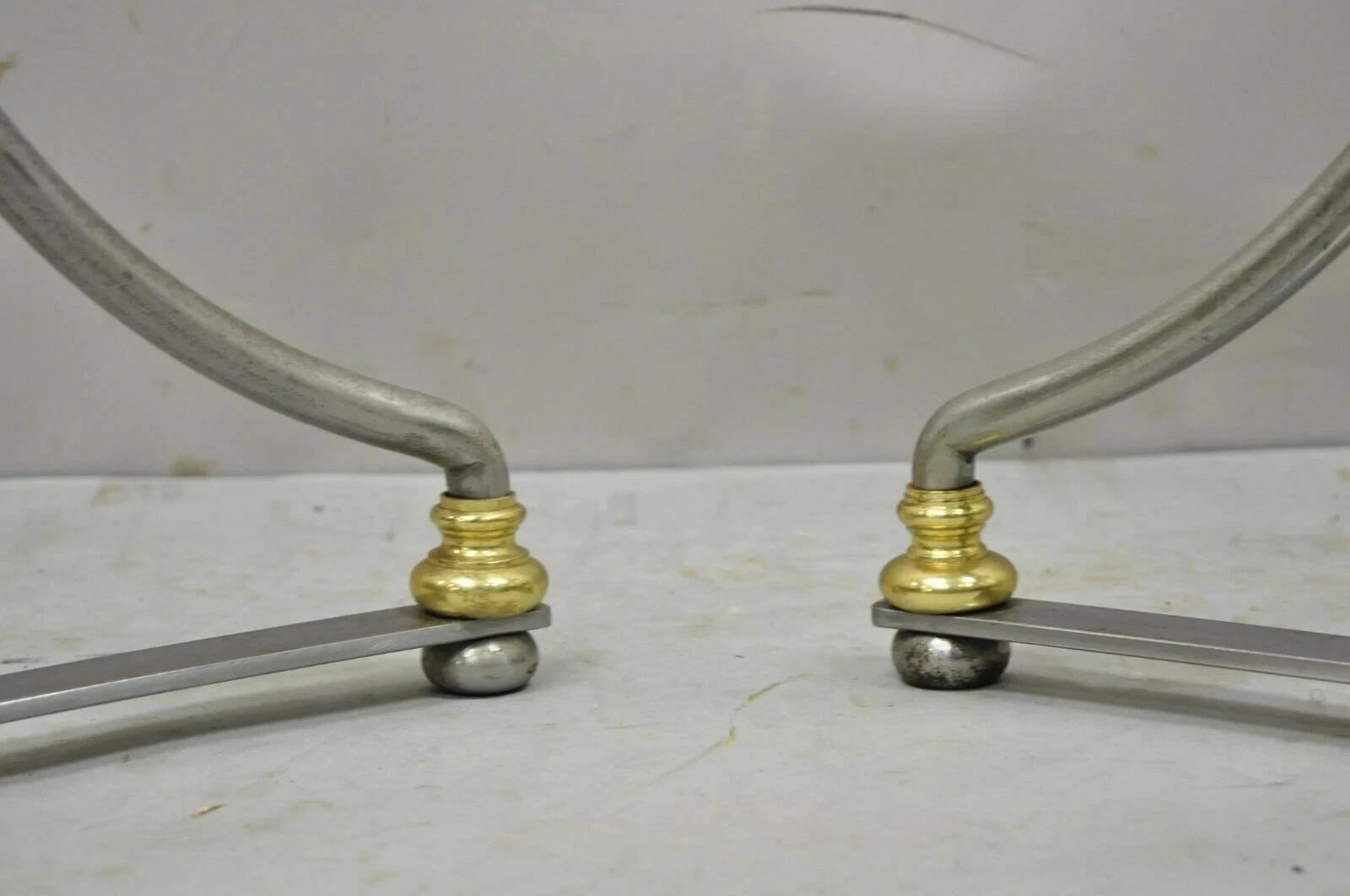 Neoclassico Tavolini rotondi in acciaio e ottone in stile neoclassico italiano della Maison Jansen - una coppia in vendita