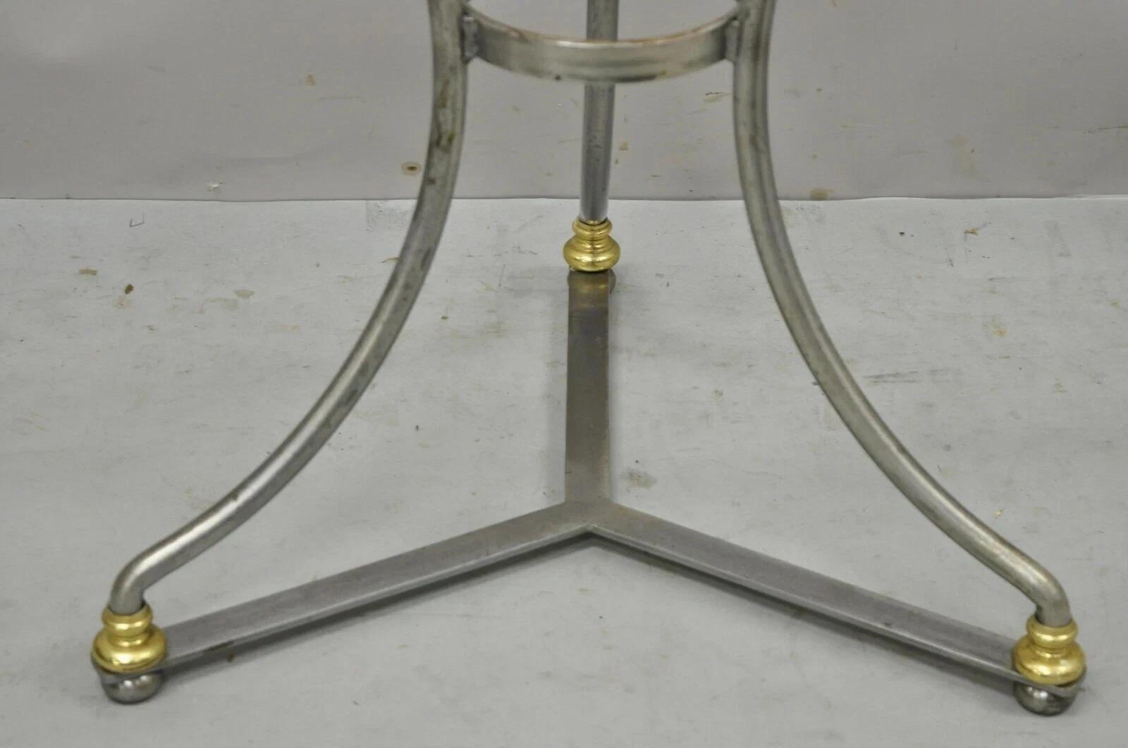 Sconosciuto Tavolini rotondi in acciaio e ottone in stile neoclassico italiano della Maison Jansen - una coppia in vendita