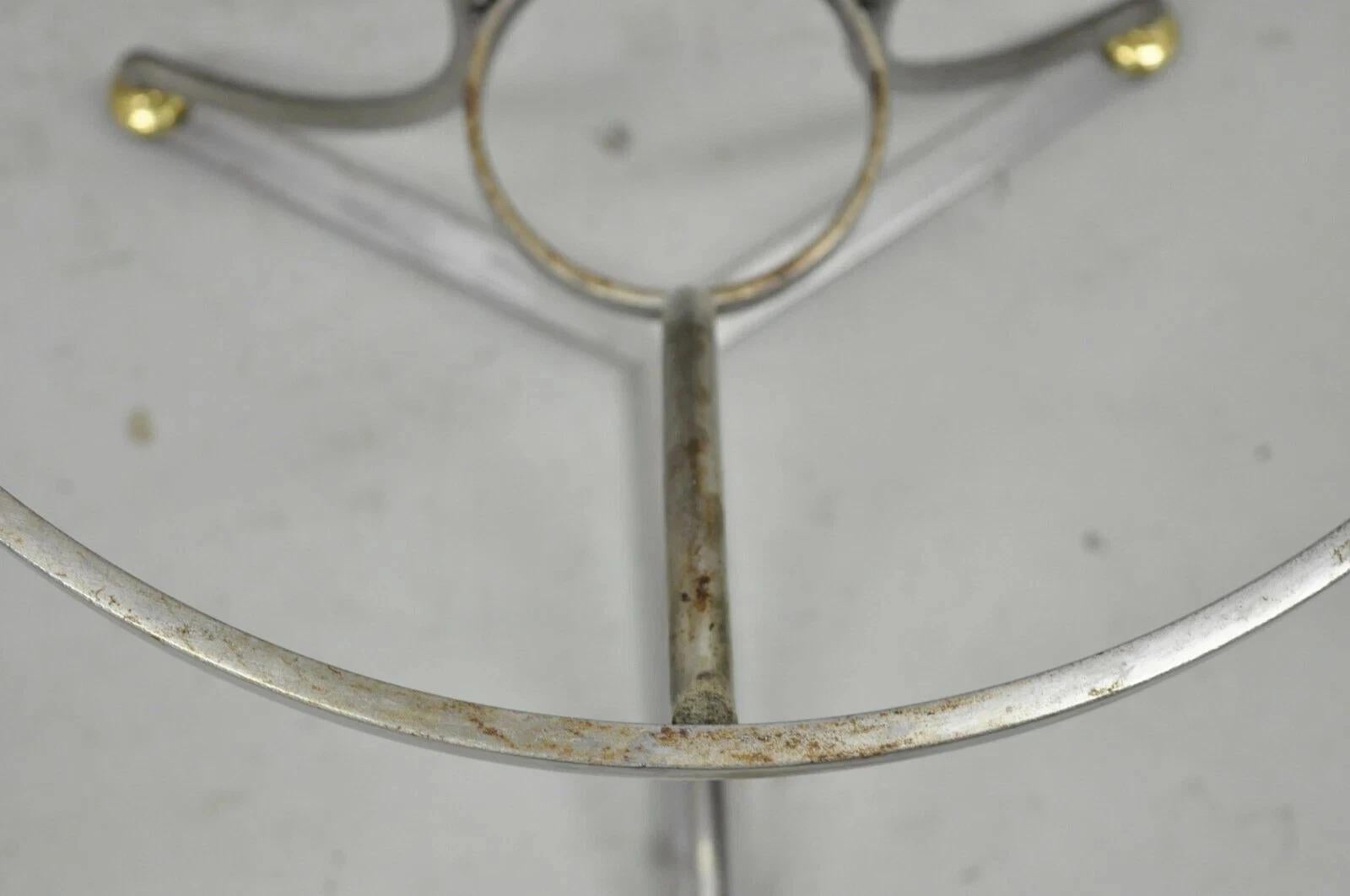 XX secolo Tavolini rotondi in acciaio e ottone in stile neoclassico italiano della Maison Jansen - una coppia in vendita