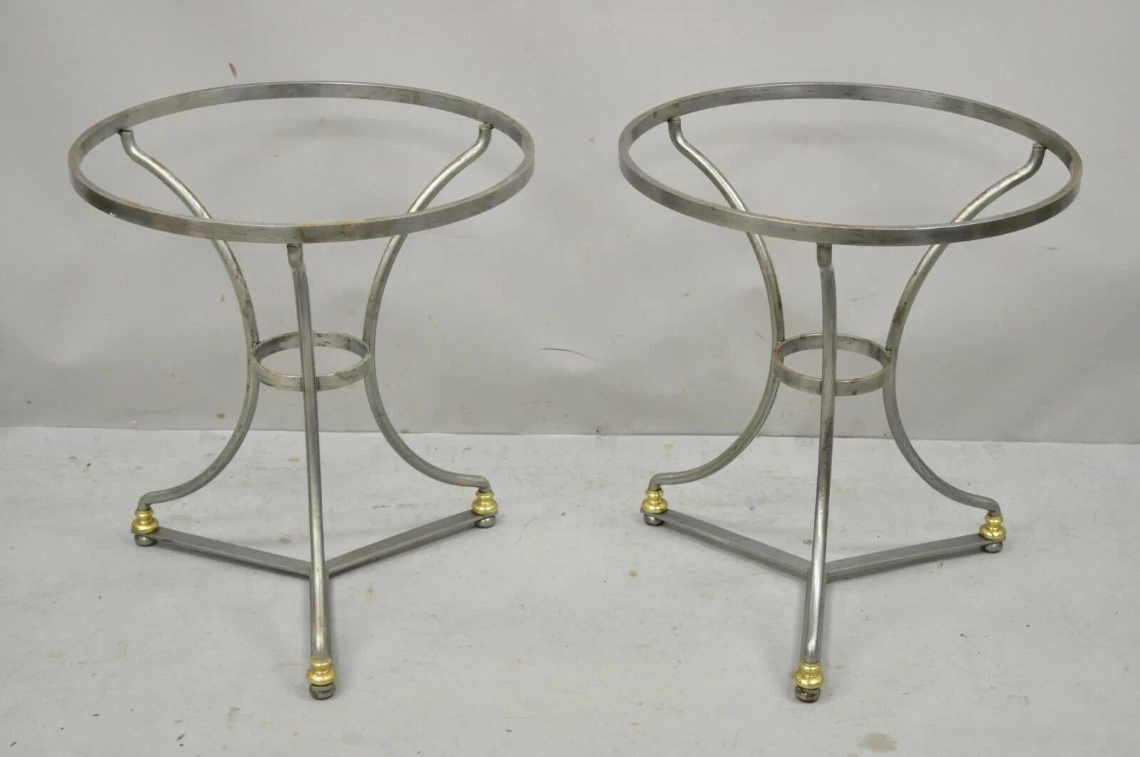 Tavolini rotondi in acciaio e ottone in stile neoclassico italiano della Maison Jansen - una coppia in vendita 2