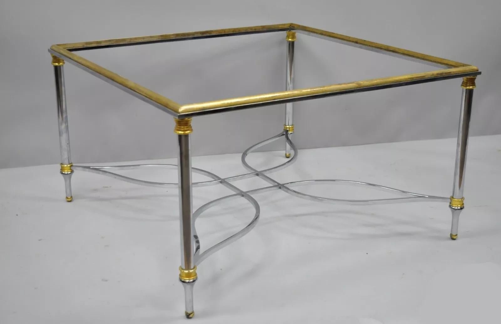 Italienisch Neoklassischen Maison Jansen Stil Stahl & Messing Quadratische Couchtisch Basis (No top). Artikel verfügt über Stern Form Bahre, Messing Rand und Akzente, verjüngte Beine, großen Stil und Form. CIRCA Ende des 20. Jahrhunderts.