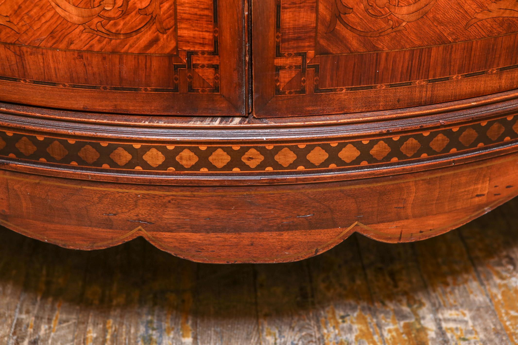 Italian Neoclassical Manner Marquetry Serpentine Commode in Mahogany & Fruitwood In Good Condition In New York, NY