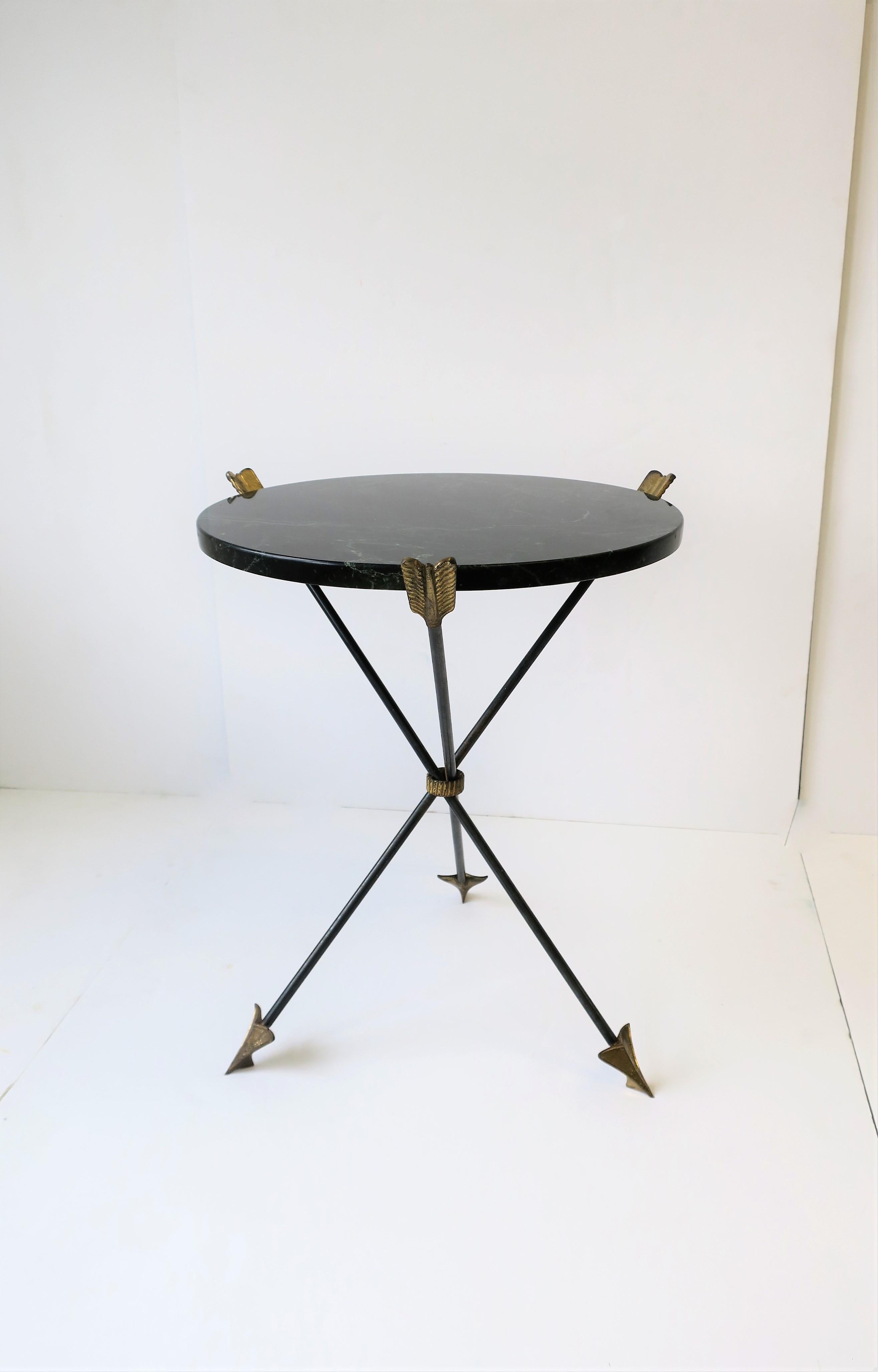 Midcentury Italian neoclassical style dark green marble top side table or Guéridon with tripod base. Round side or drinks table has a dark green or 'hunter' green marble top with light green and white veining and very slight traces of gold, that